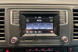 Punainen Volkswagen Caravelle 2017 kuva 16.