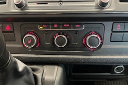 Punainen Volkswagen Caravelle 2017 kuva 17.