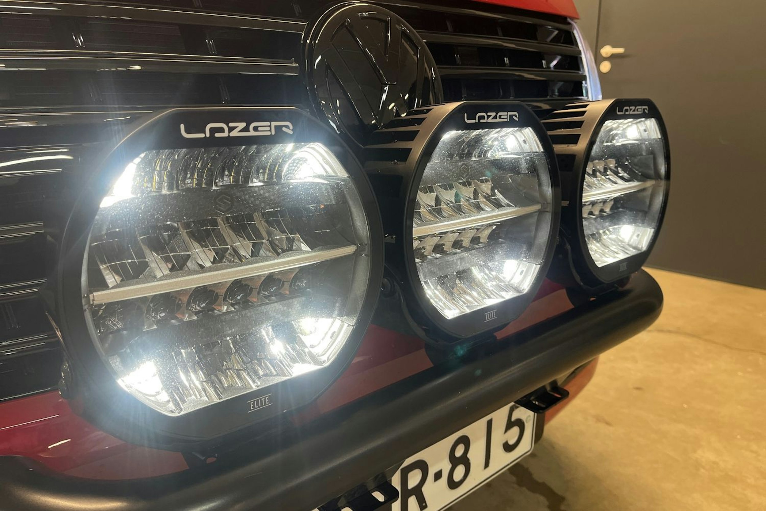 Punainen Volkswagen Caravelle 2017 kuva 18.