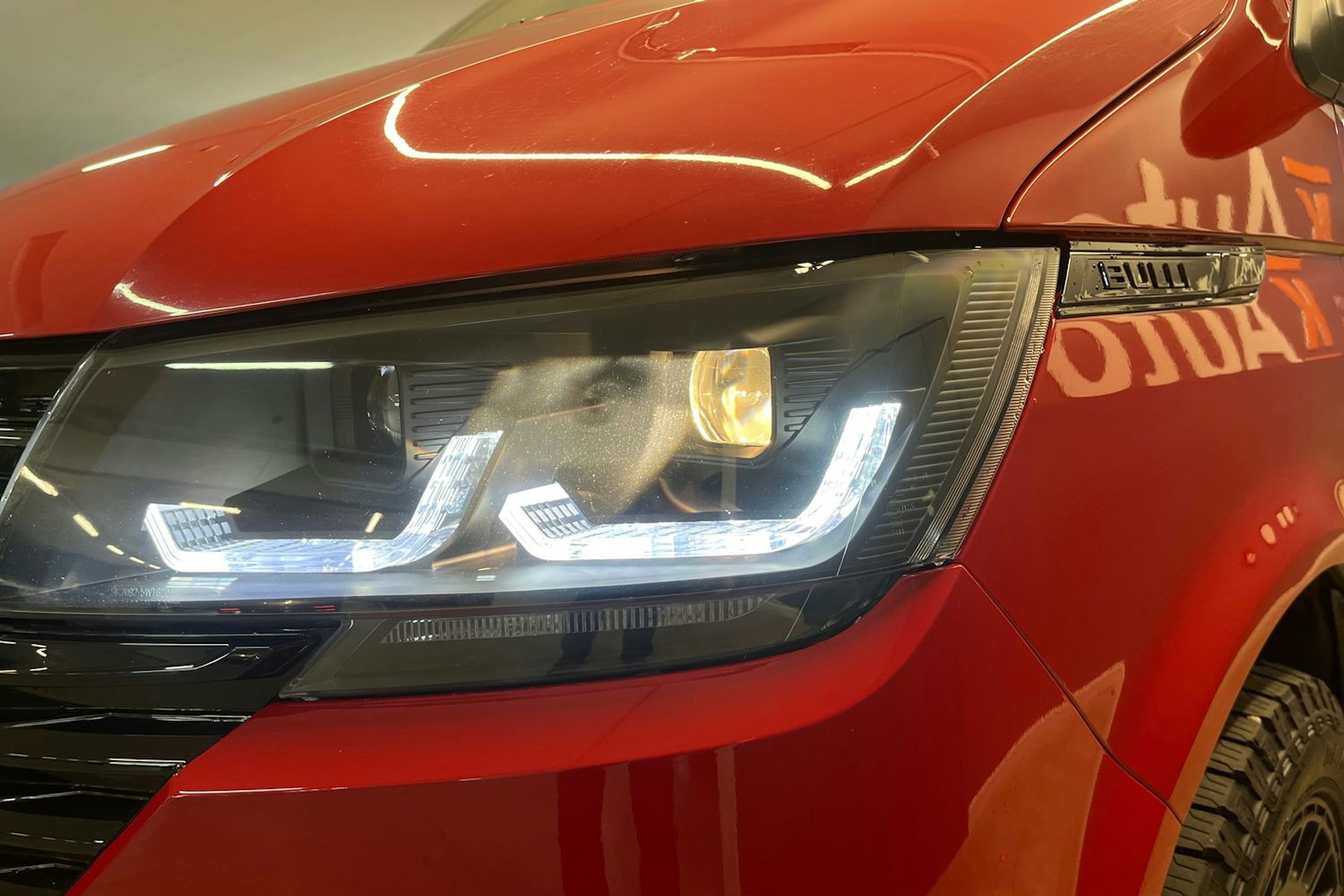 Punainen Volkswagen Caravelle 2017 kuva 19.