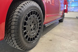Punainen Volkswagen Caravelle 2017 kuva 20.