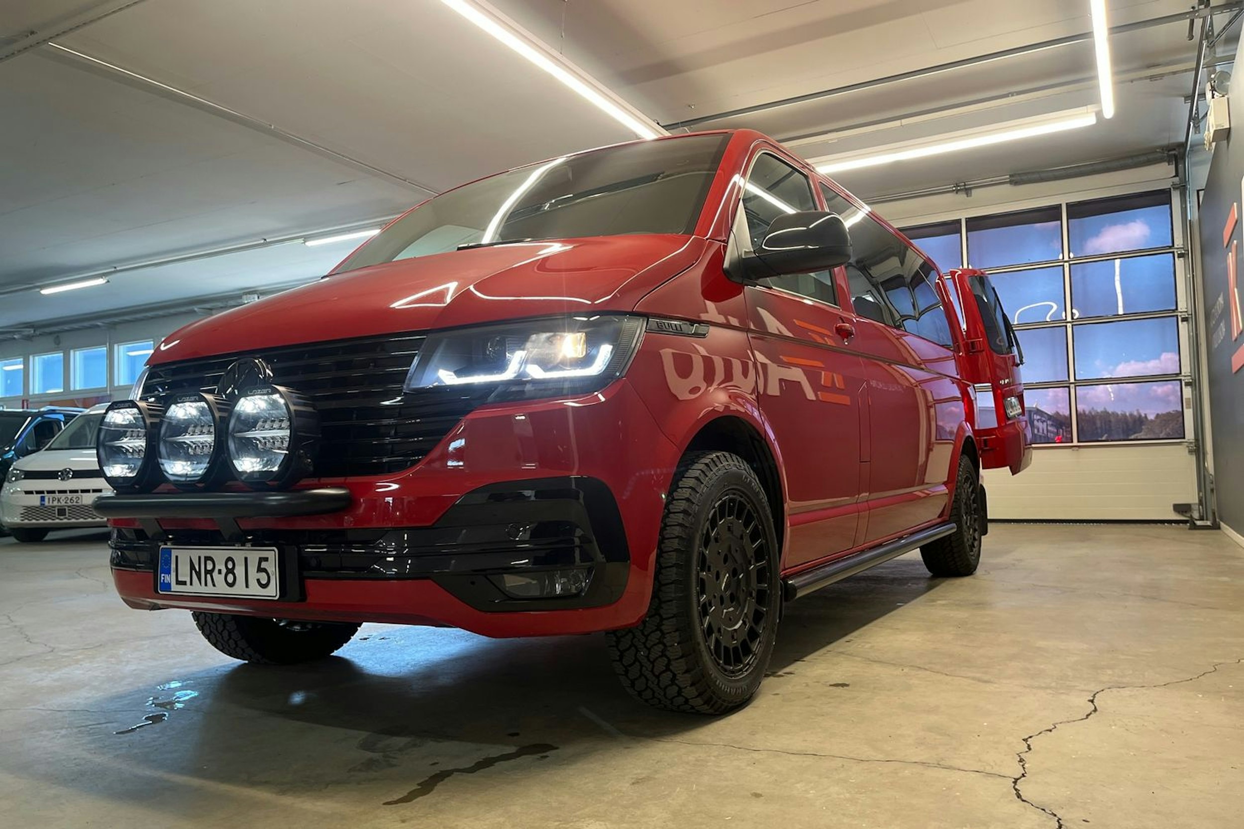 Punainen Volkswagen Caravelle 2017 kuva 21.