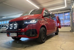 Punainen Volkswagen Caravelle 2017 kuva 21.