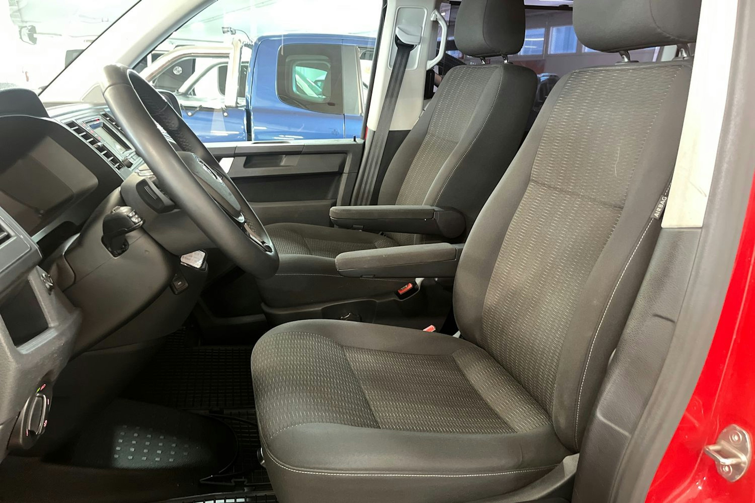 Punainen Volkswagen Caravelle 2017 kuva 23.