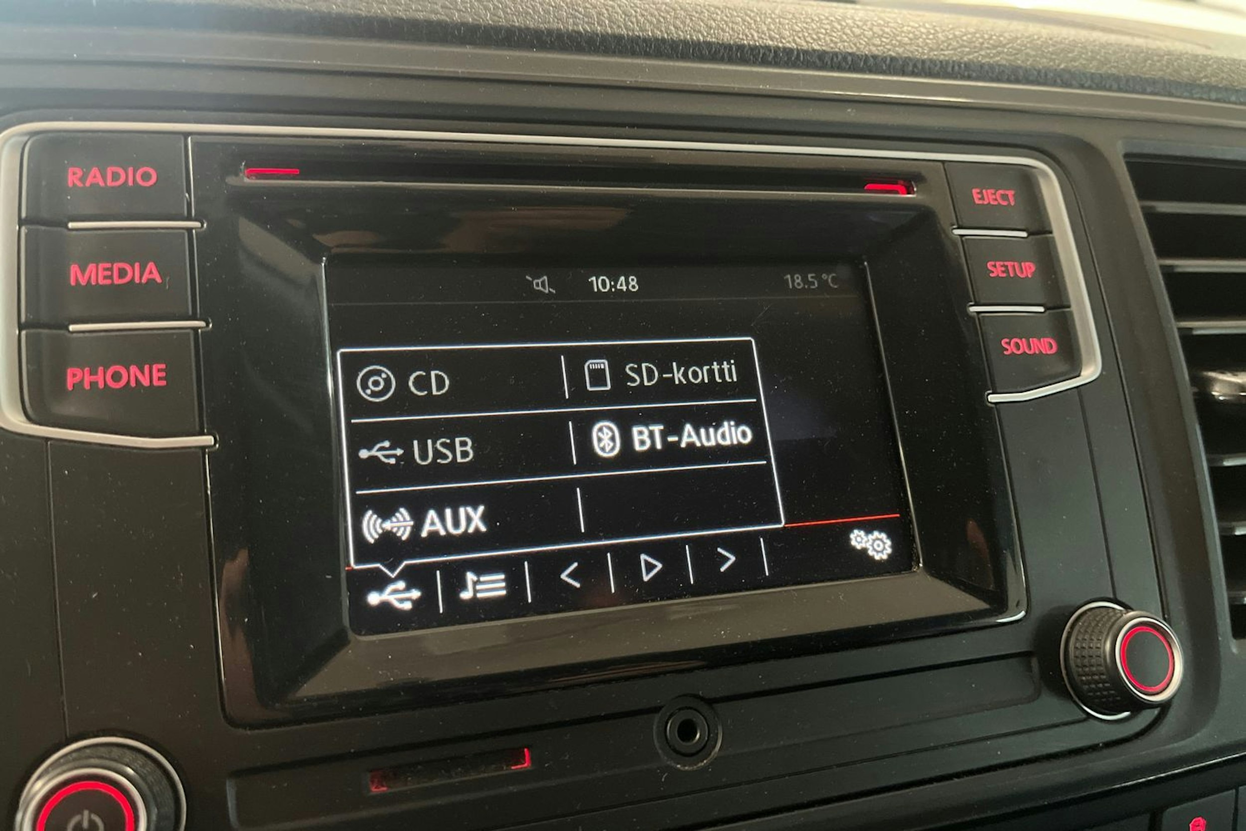 Punainen Volkswagen Caravelle 2017 kuva 24.