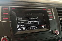 Punainen Volkswagen Caravelle 2017 kuva 24.