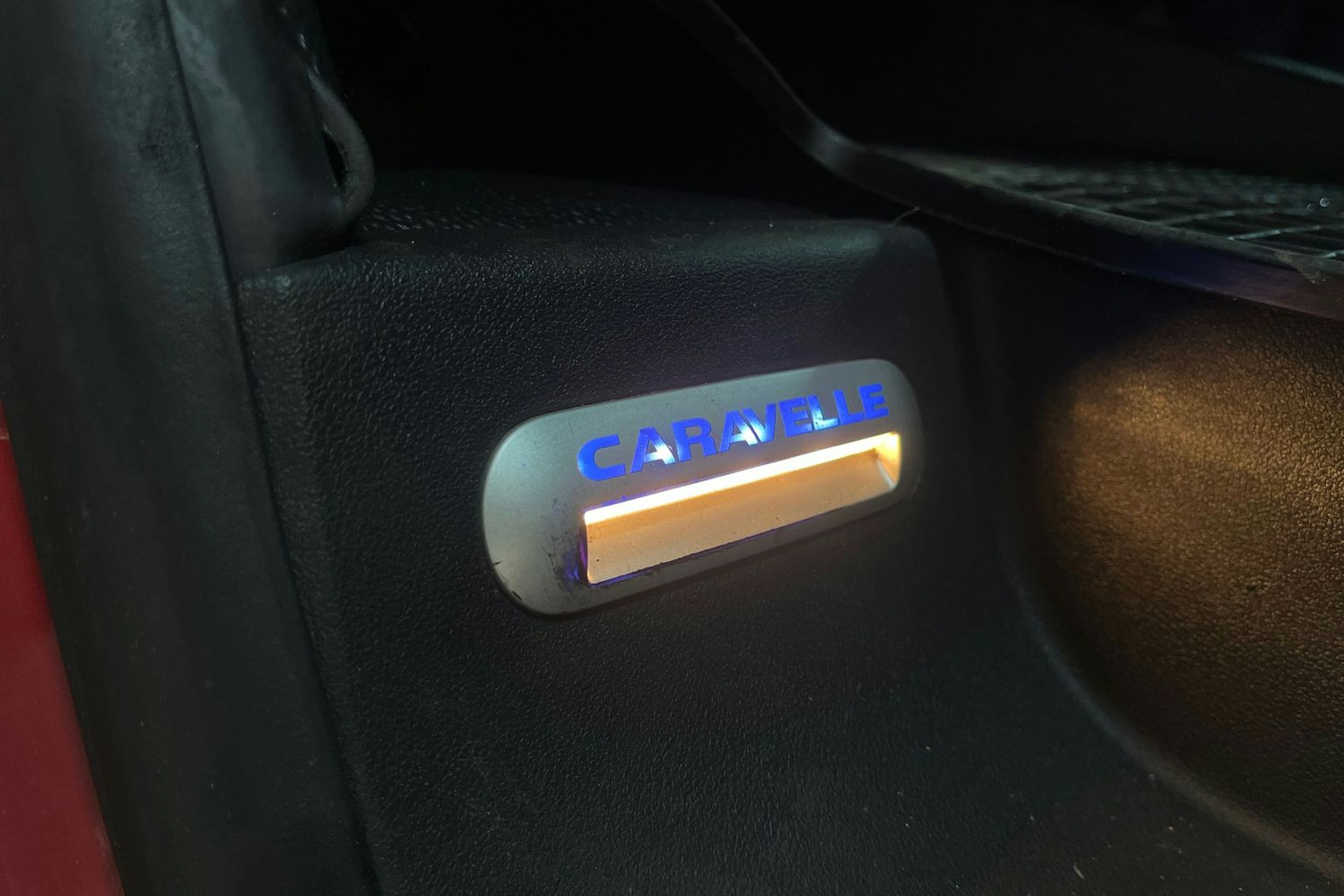 Punainen Volkswagen Caravelle 2017 kuva 26.