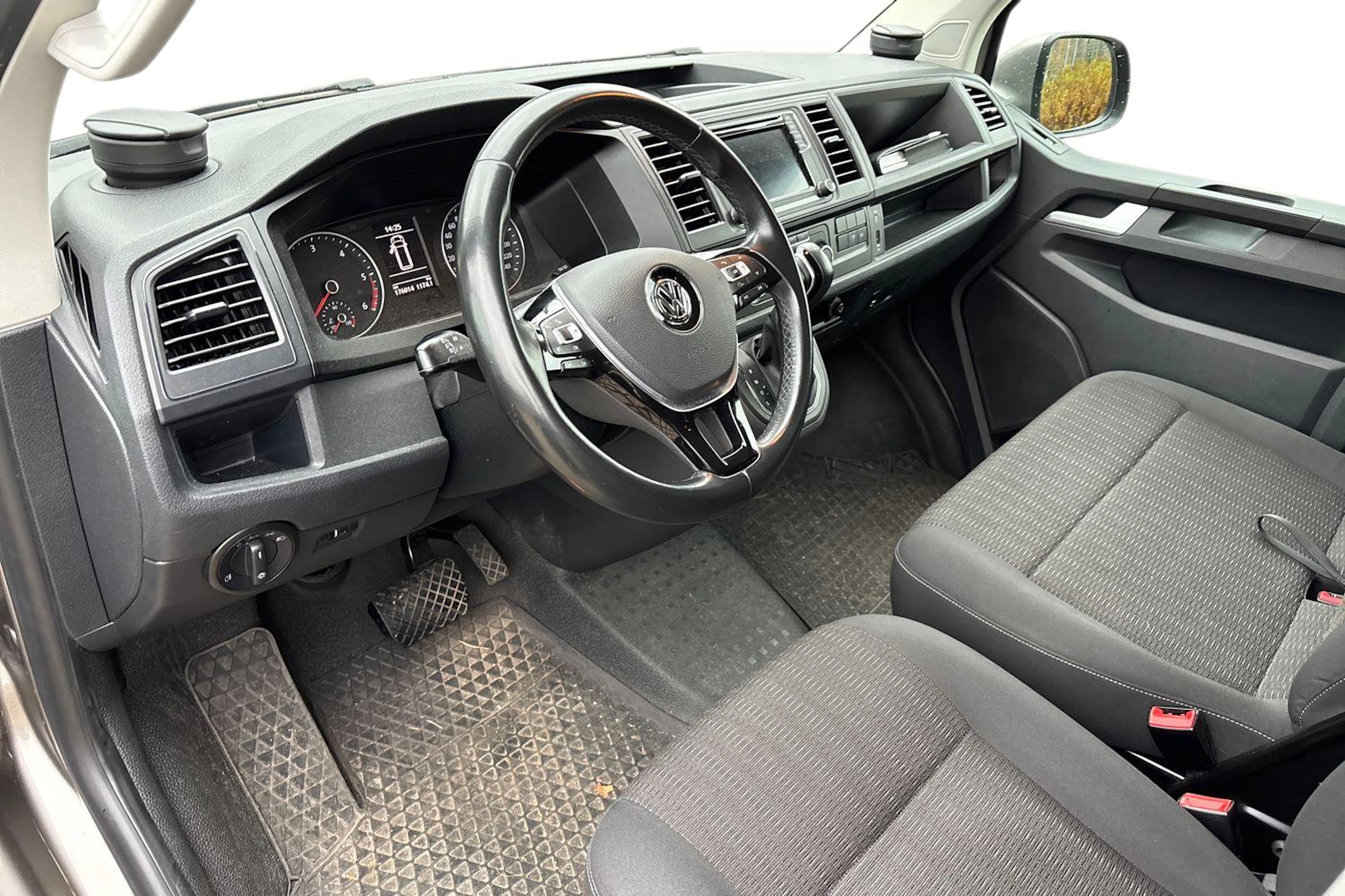 met. ruskea (beige) Volkswagen Caravelle 2017 kuva 3.