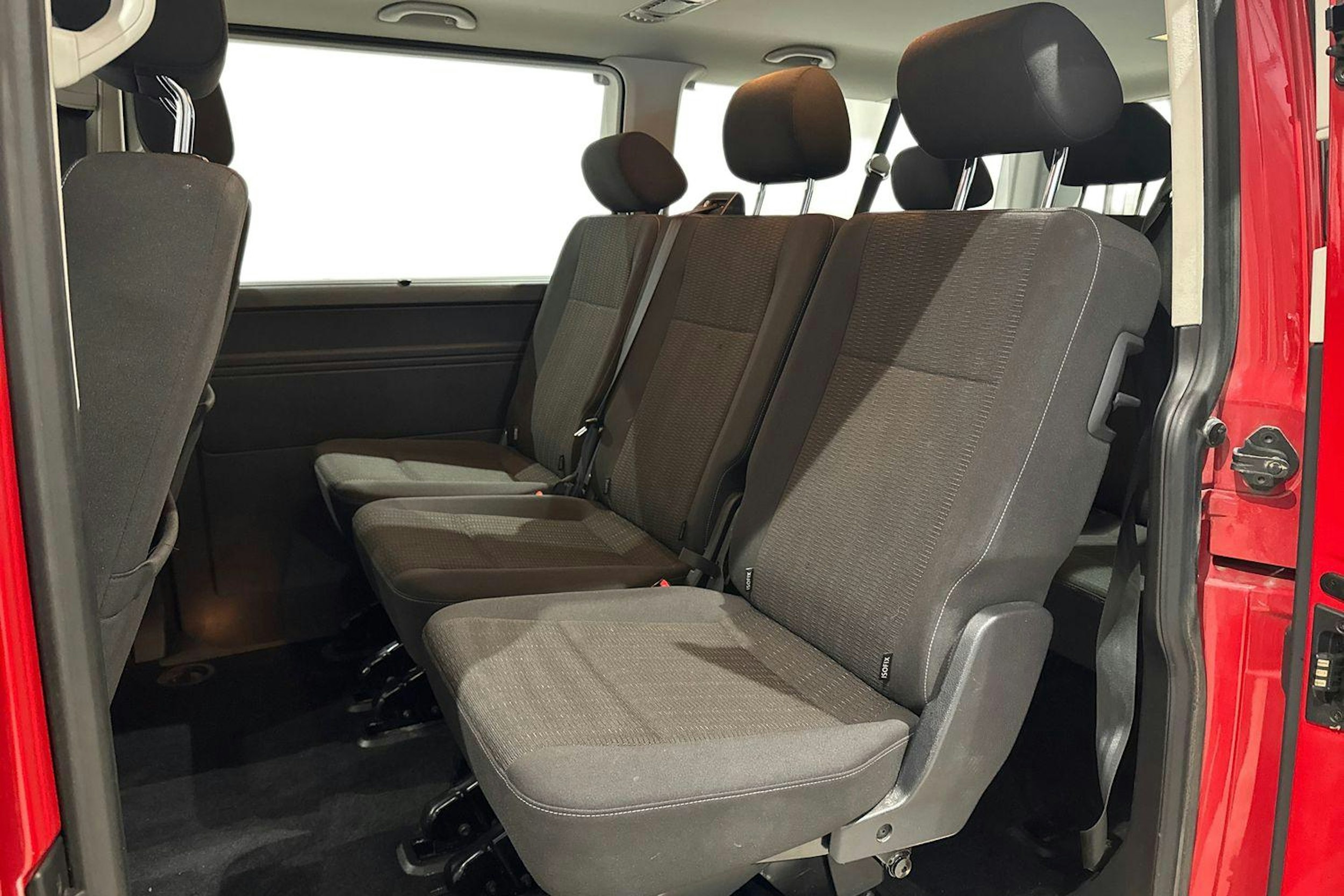 punainen Volkswagen Caravelle 2017 kuva 11.