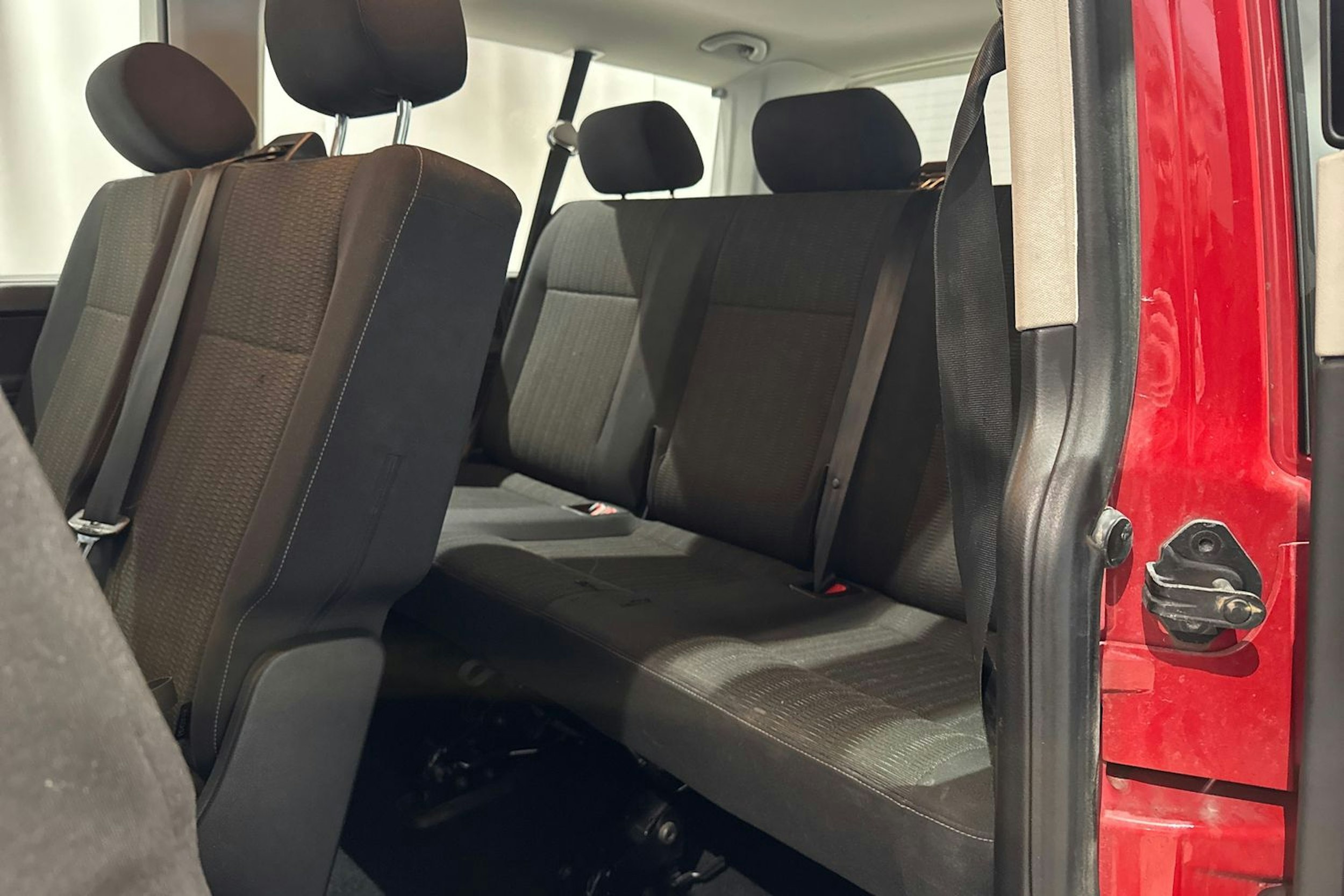 punainen Volkswagen Caravelle 2017 kuva 13.