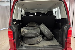 punainen Volkswagen Caravelle 2017 kuva 15.