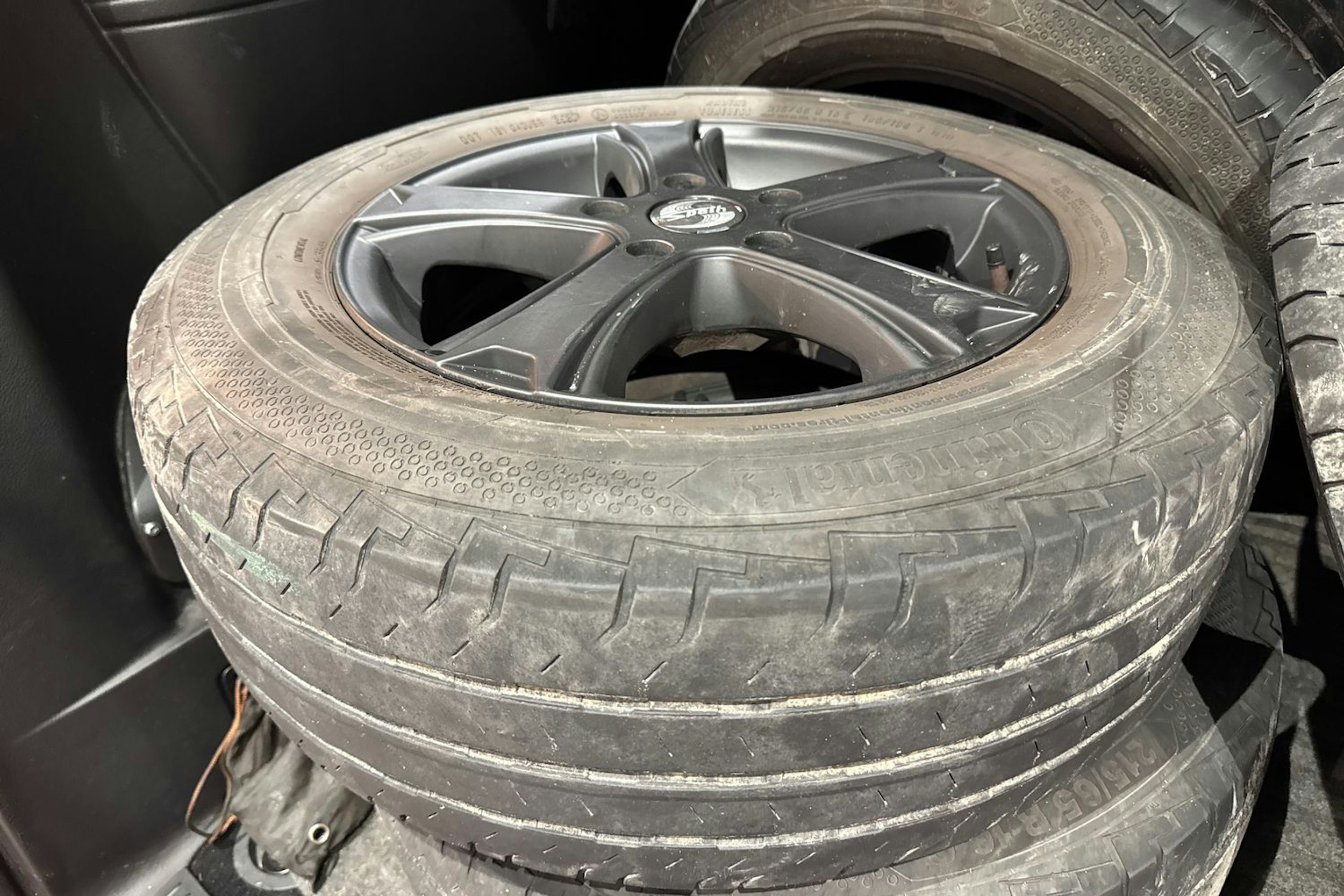 punainen Volkswagen Caravelle 2017 kuva 16.