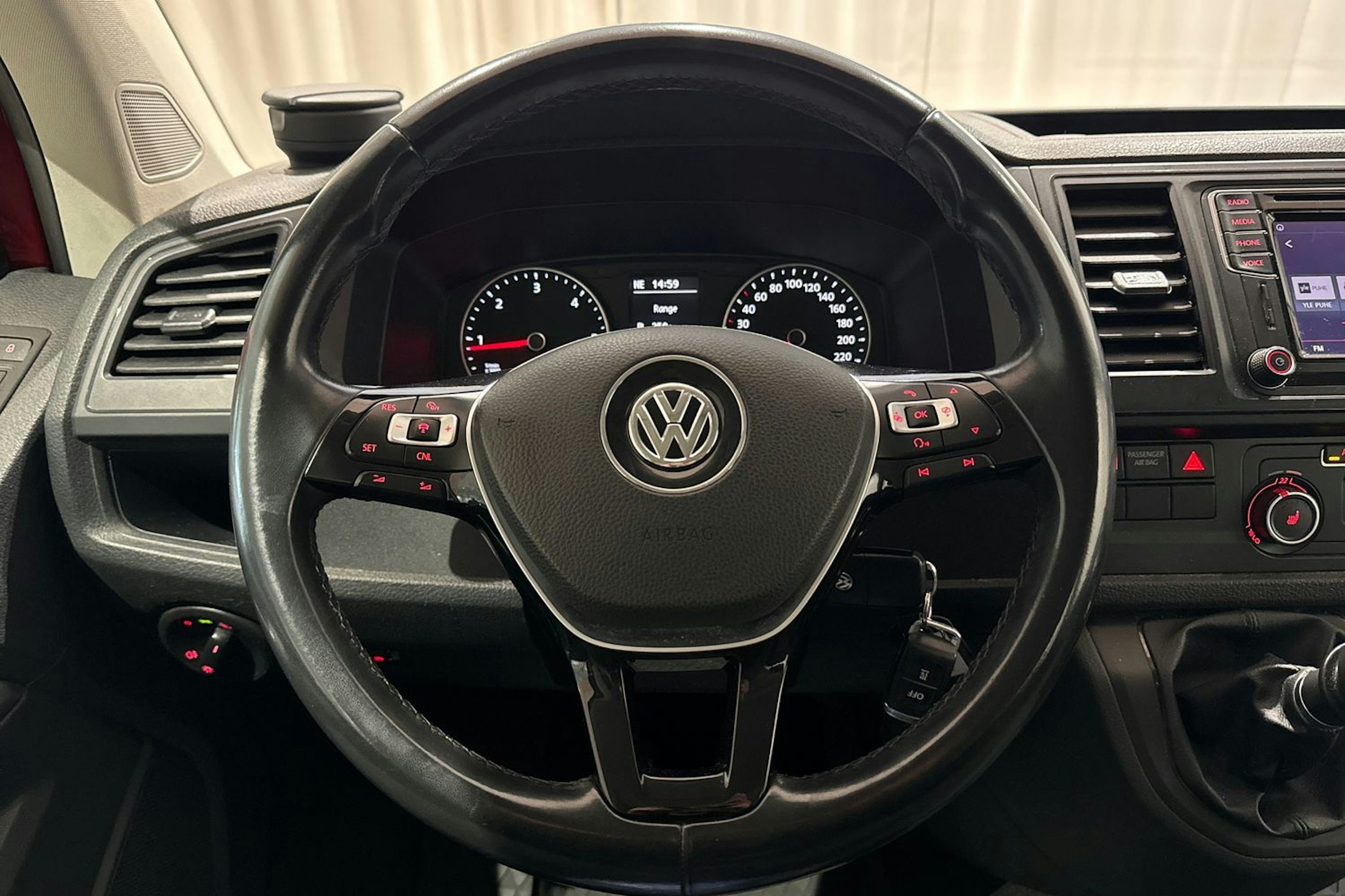 punainen Volkswagen Caravelle 2017 kuva 18.