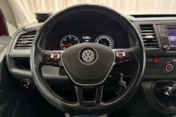 punainen Volkswagen Caravelle 2017 kuva 18.