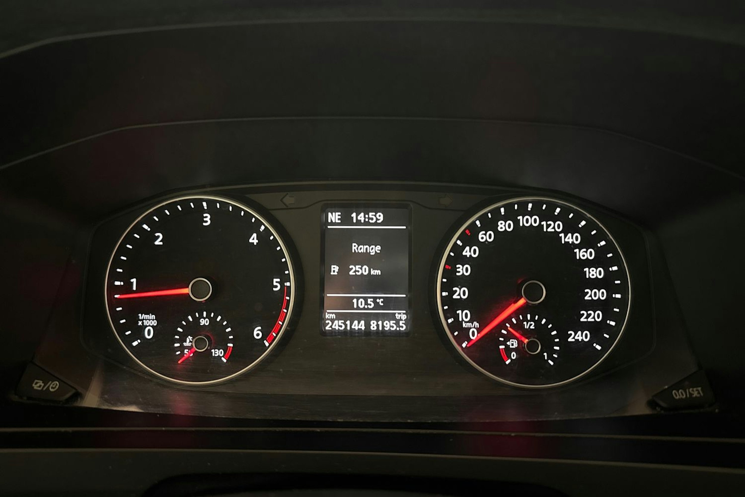 punainen Volkswagen Caravelle 2017 kuva 19.