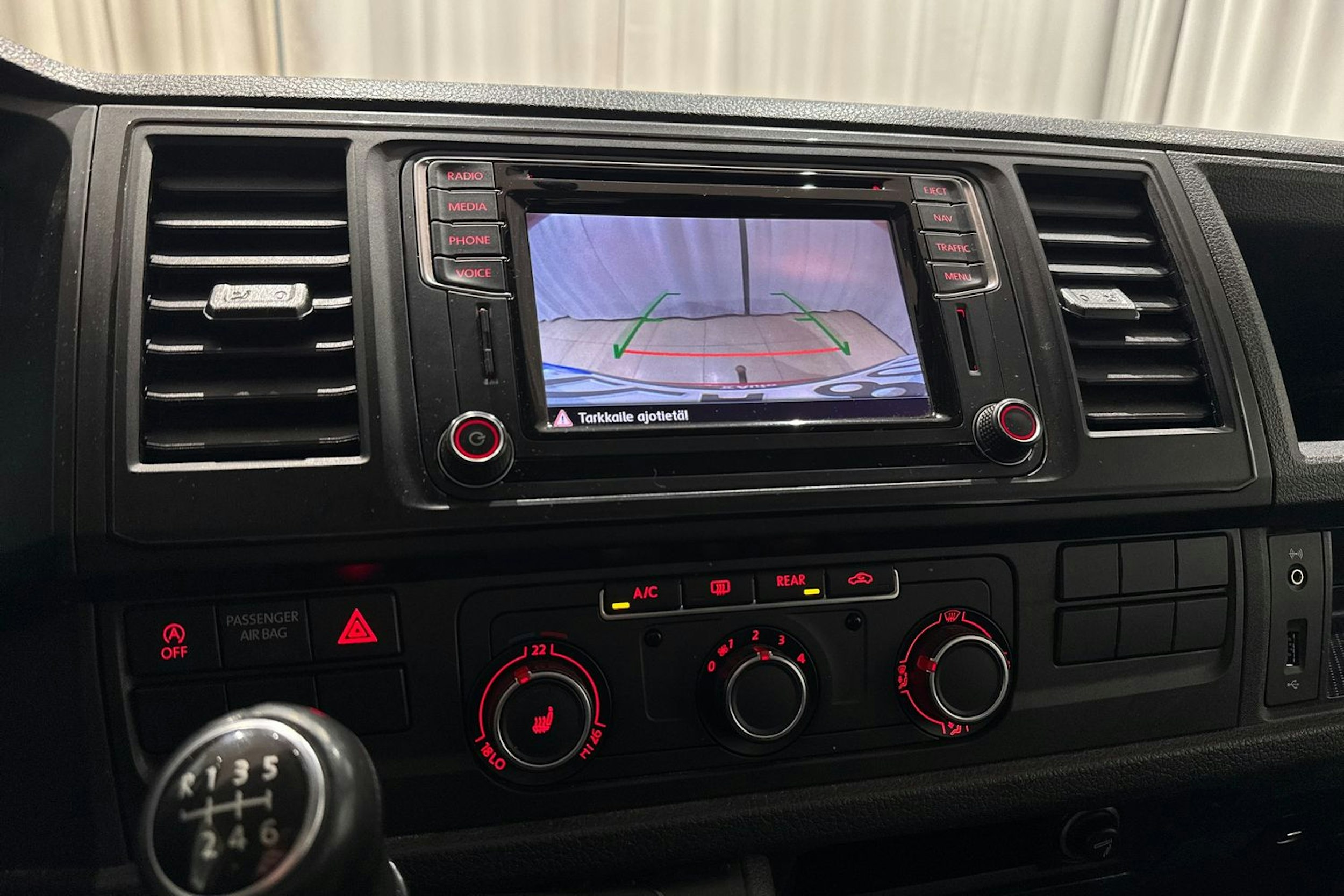 punainen Volkswagen Caravelle 2017 kuva 20.