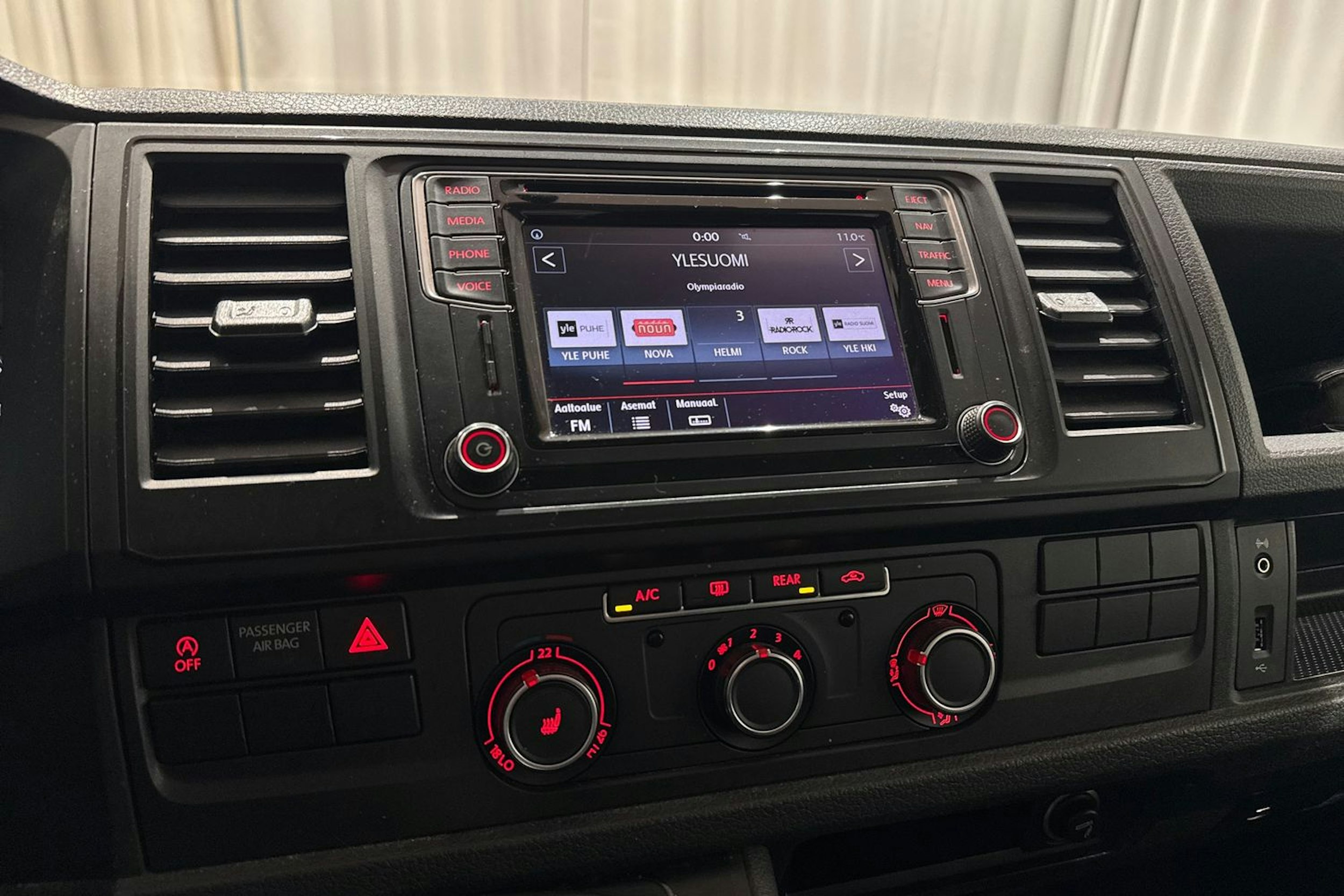 punainen Volkswagen Caravelle 2017 kuva 21.