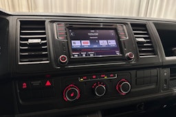 punainen Volkswagen Caravelle 2017 kuva 21.