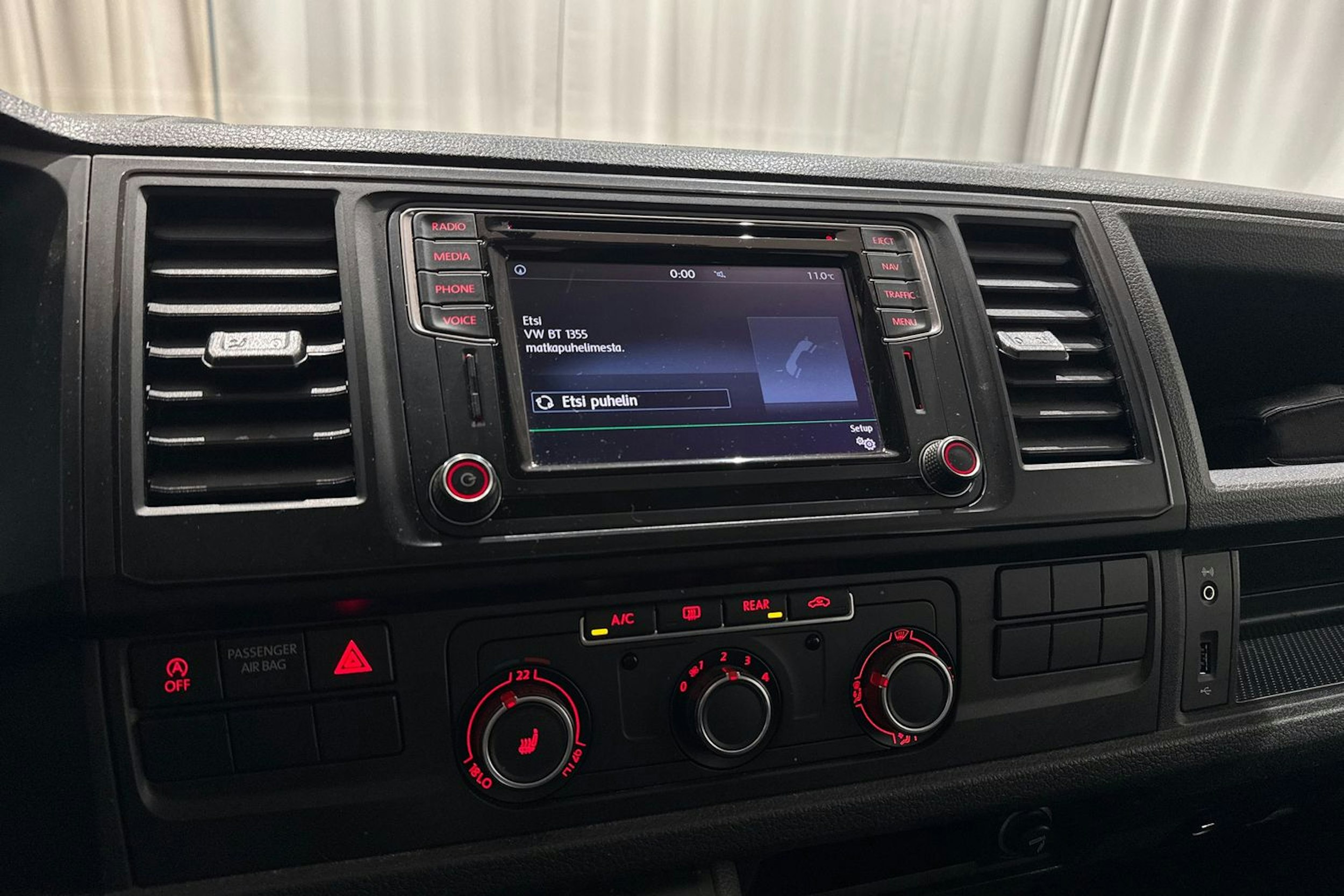 punainen Volkswagen Caravelle 2017 kuva 22.