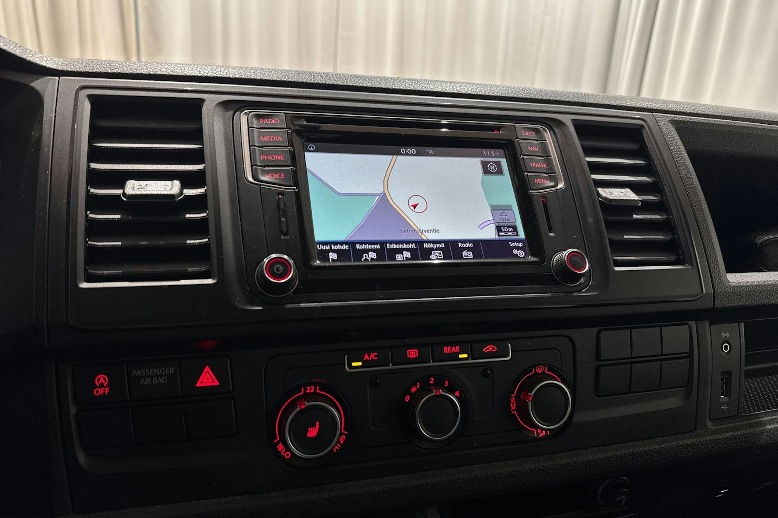 punainen Volkswagen Caravelle 2017 kuva 23.