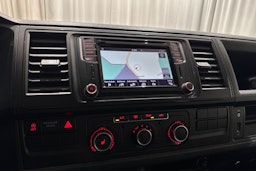 punainen Volkswagen Caravelle 2017 kuva 23.