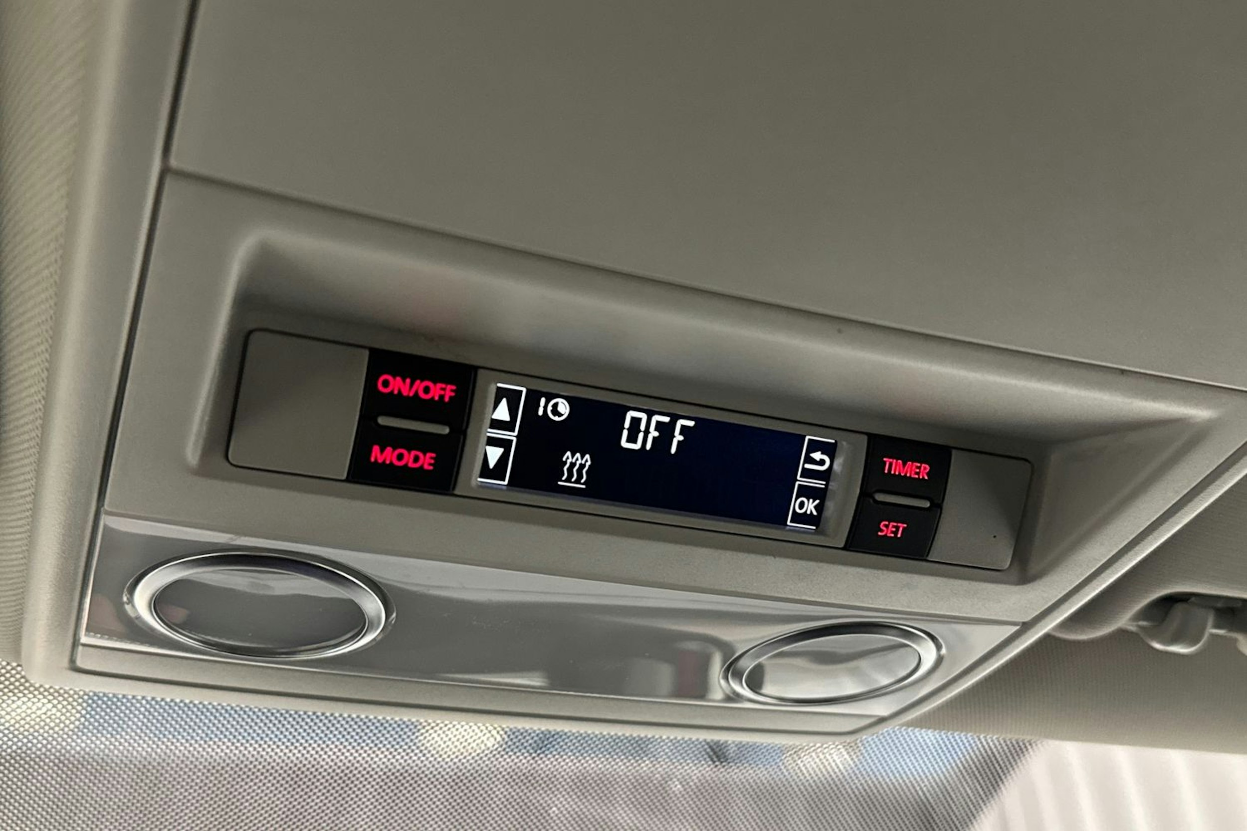 punainen Volkswagen Caravelle 2017 kuva 24.