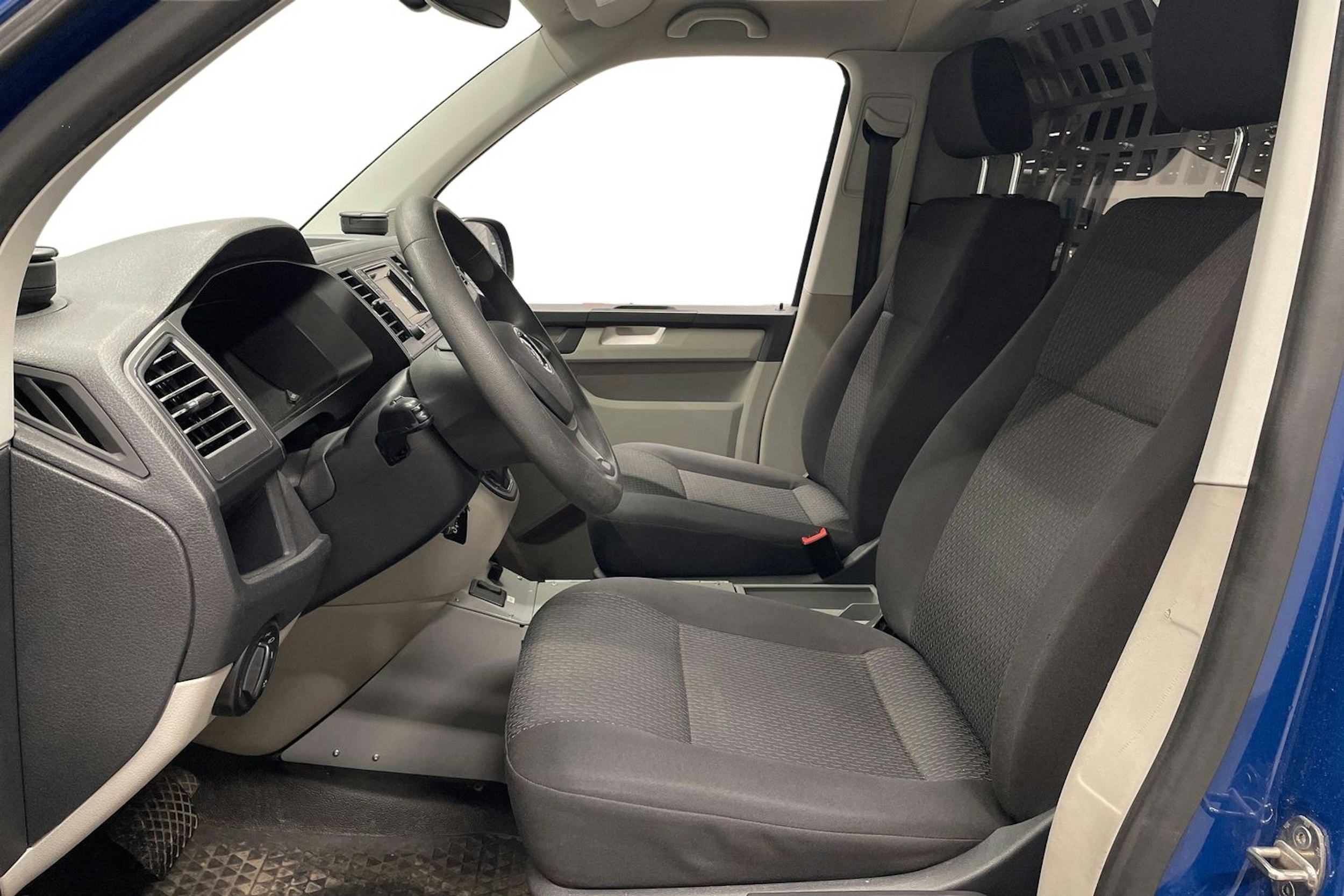 sininen Volkswagen Caravelle 2018 kuva 7.
