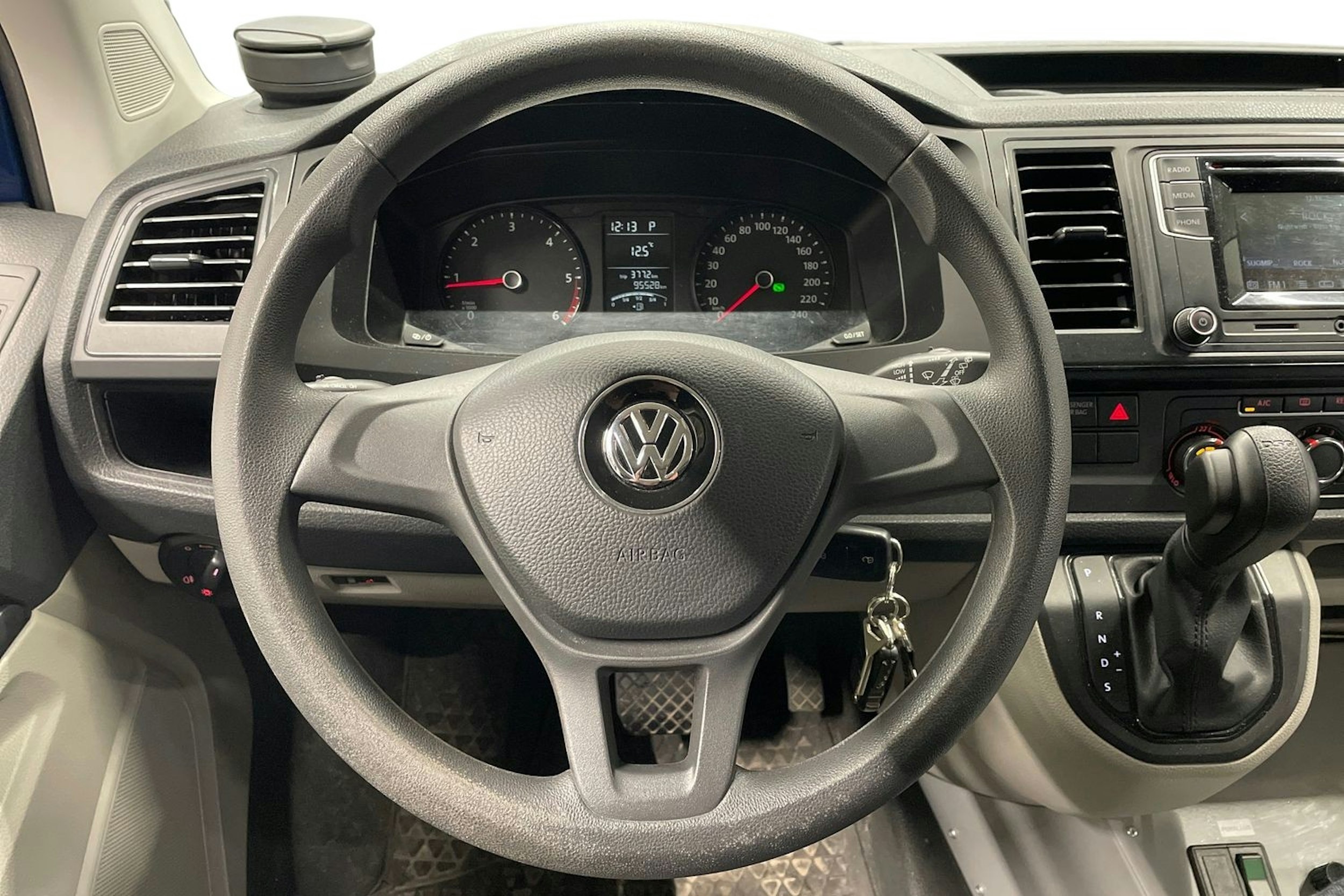 sininen Volkswagen Caravelle 2018 kuva 9.