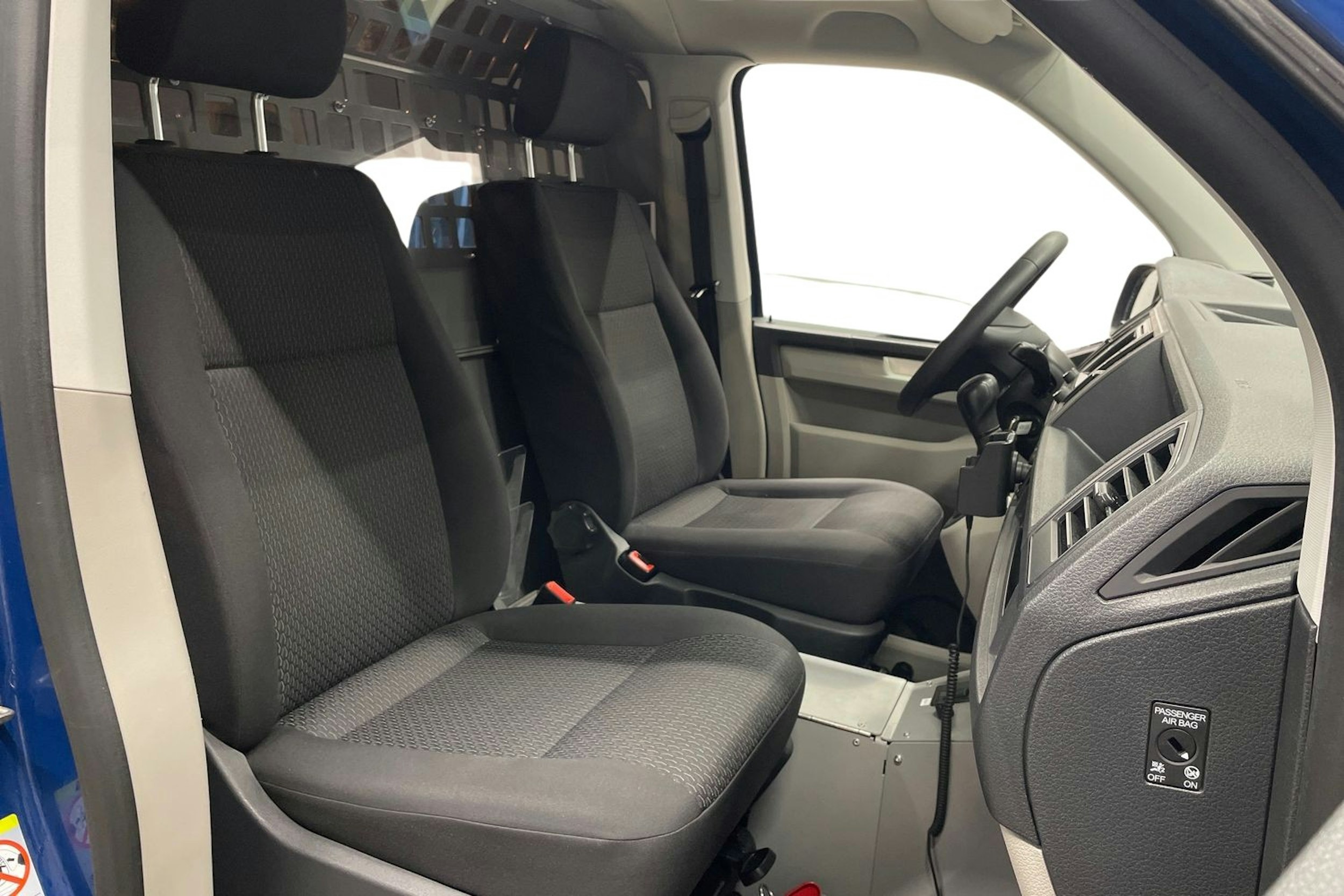 sininen Volkswagen Caravelle 2018 kuva 10.