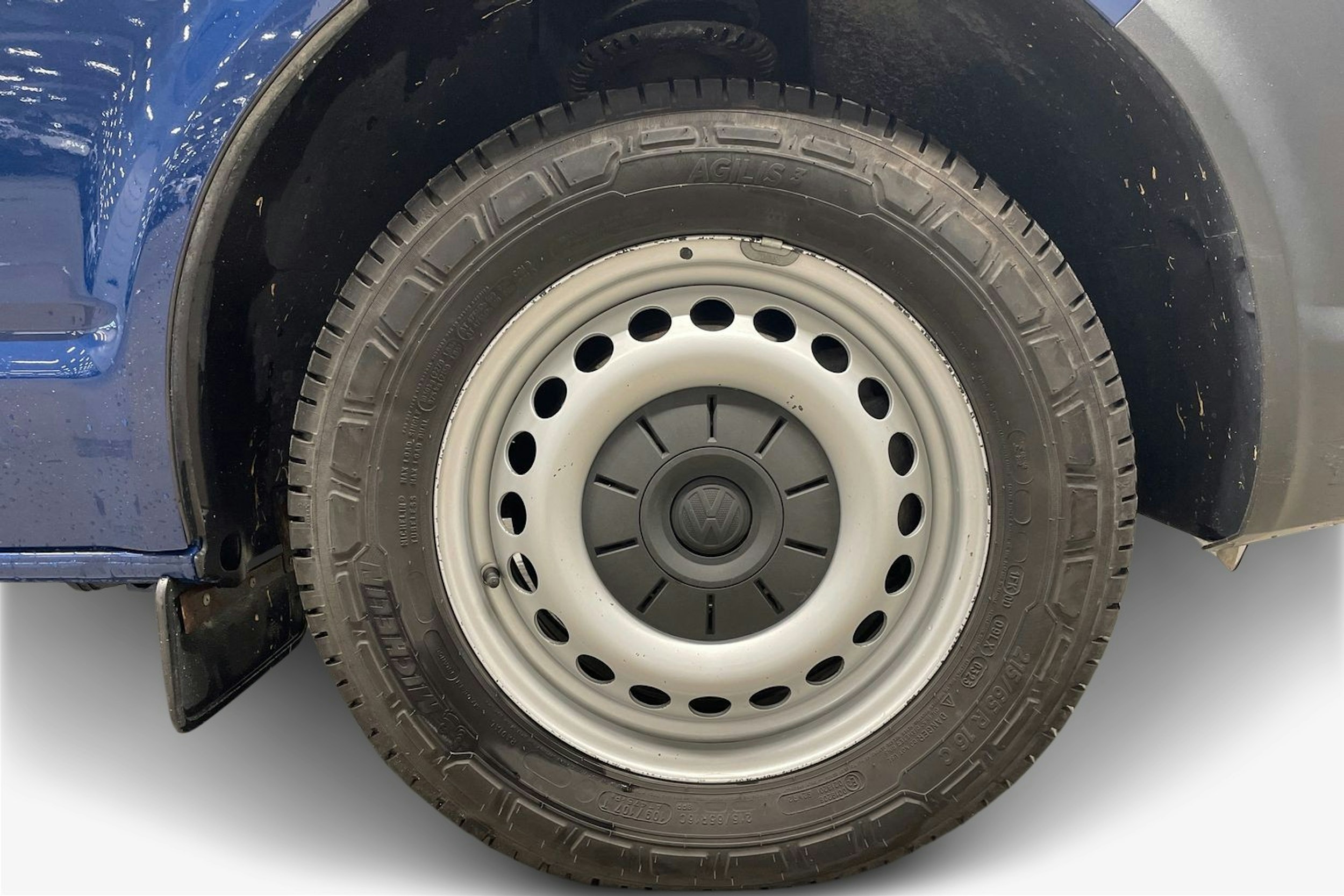 sininen Volkswagen Caravelle 2018 kuva 11.