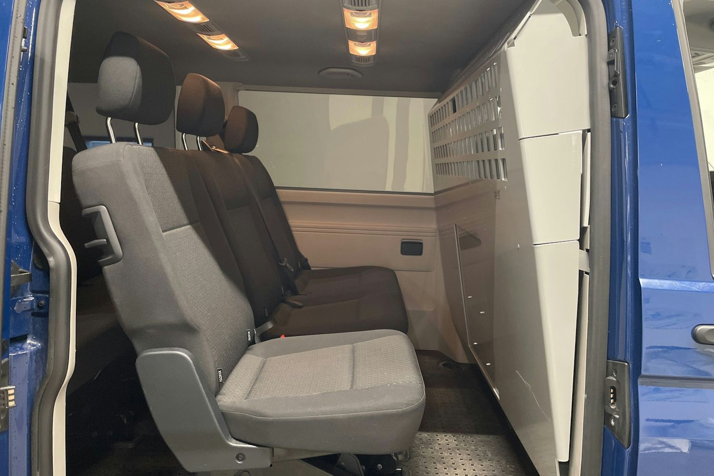 sininen Volkswagen Caravelle 2018 kuva 13.