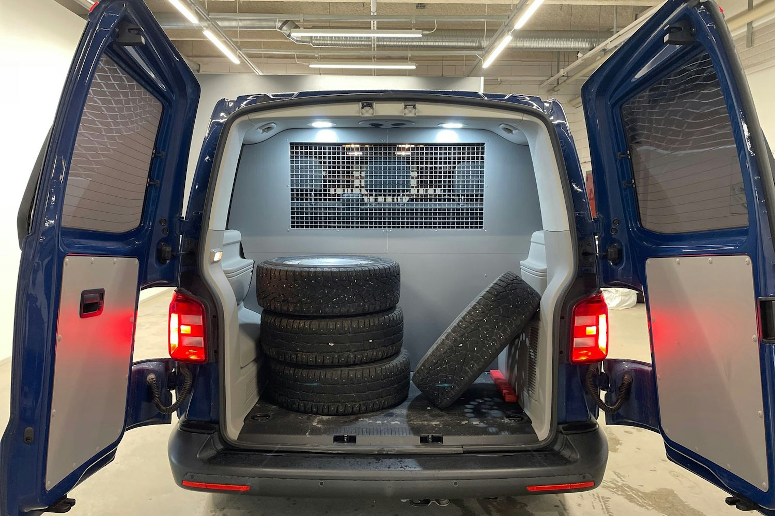 sininen Volkswagen Caravelle 2018 kuva 15.