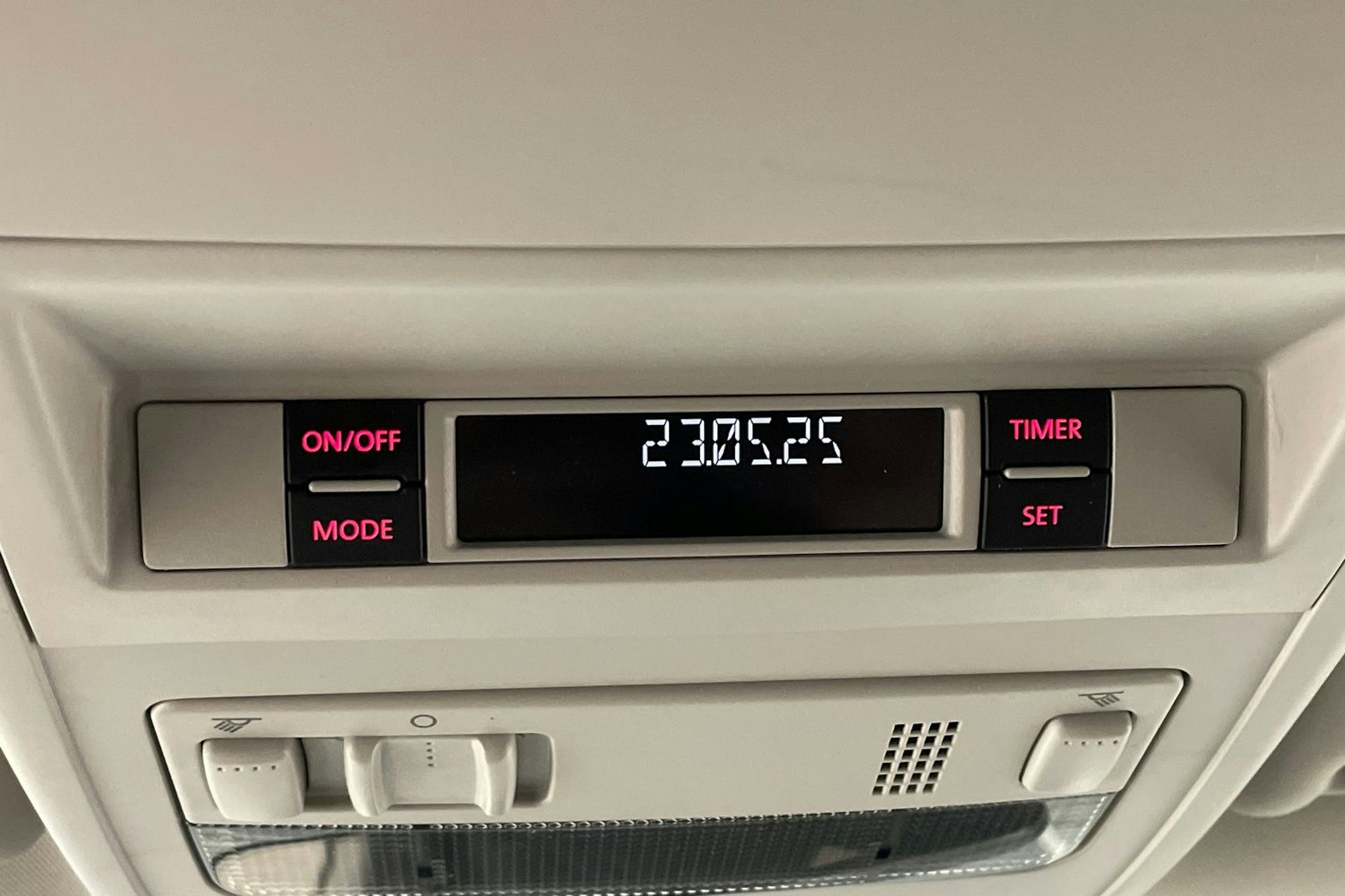 sininen Volkswagen Caravelle 2018 kuva 18.