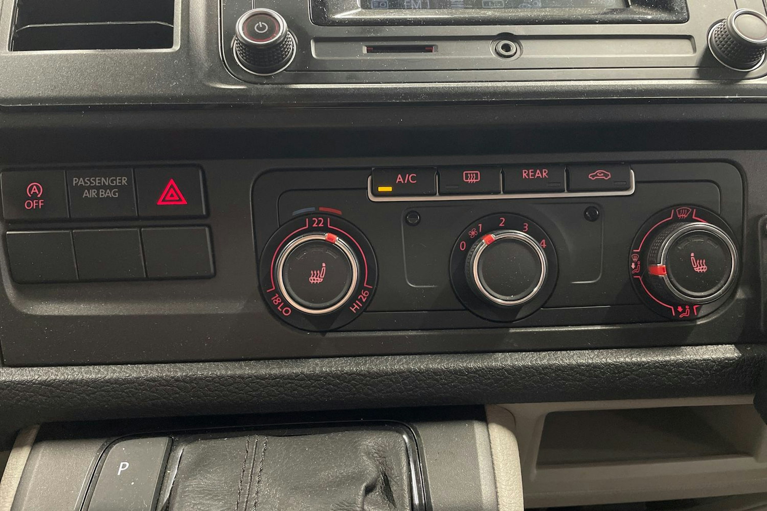 sininen Volkswagen Caravelle 2018 kuva 20.