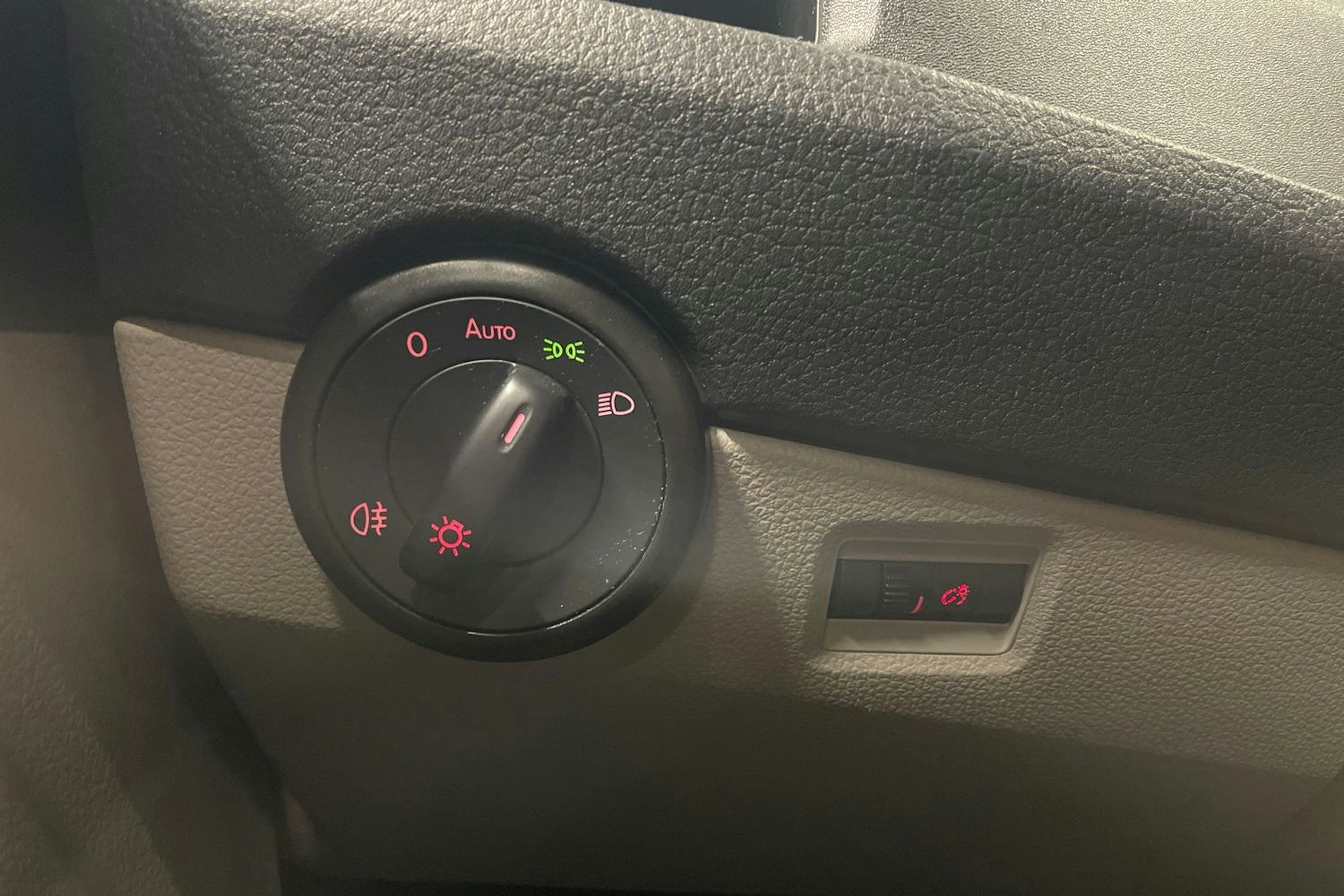 sininen Volkswagen Caravelle 2018 kuva 22.