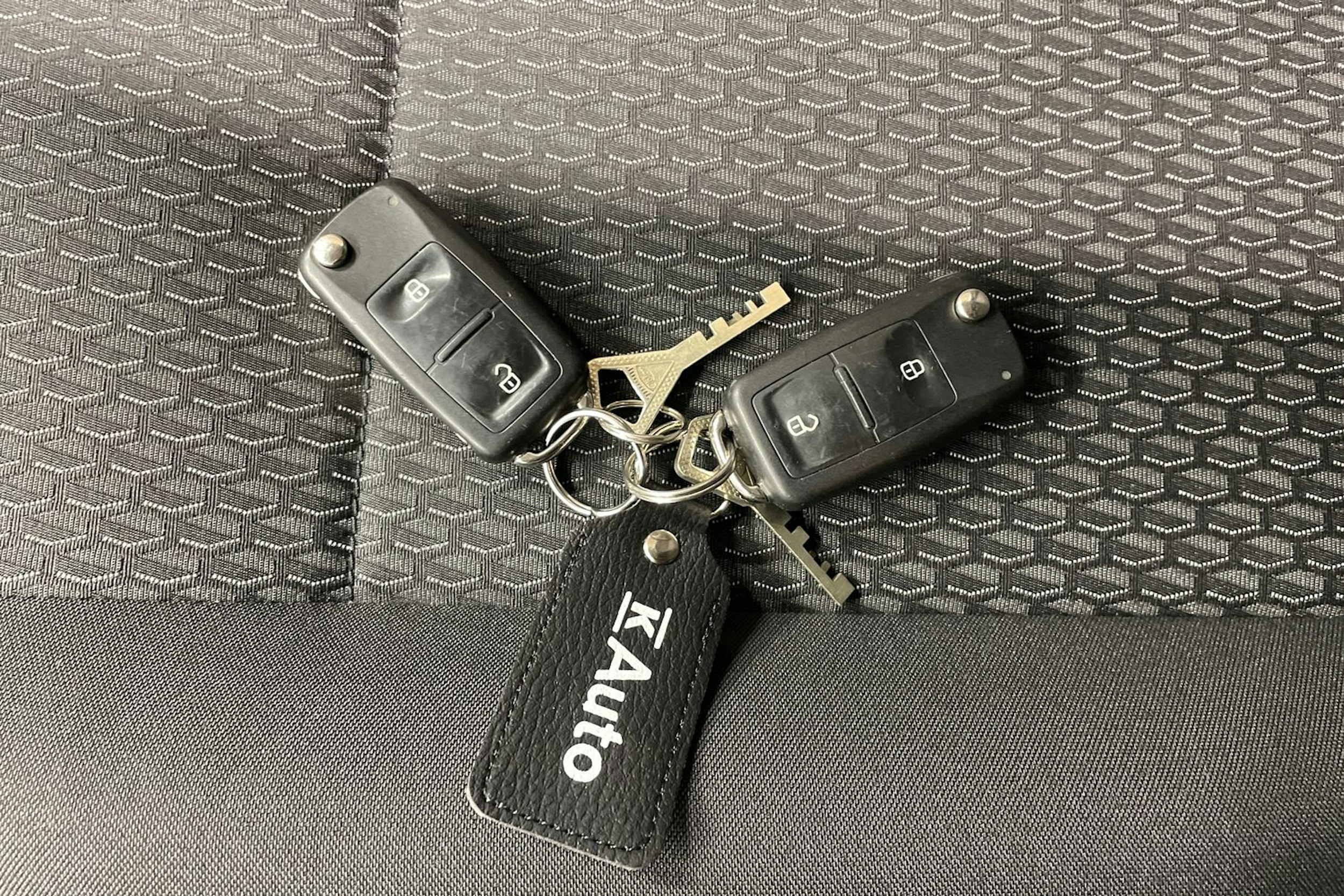 sininen Volkswagen Caravelle 2018 kuva 23.