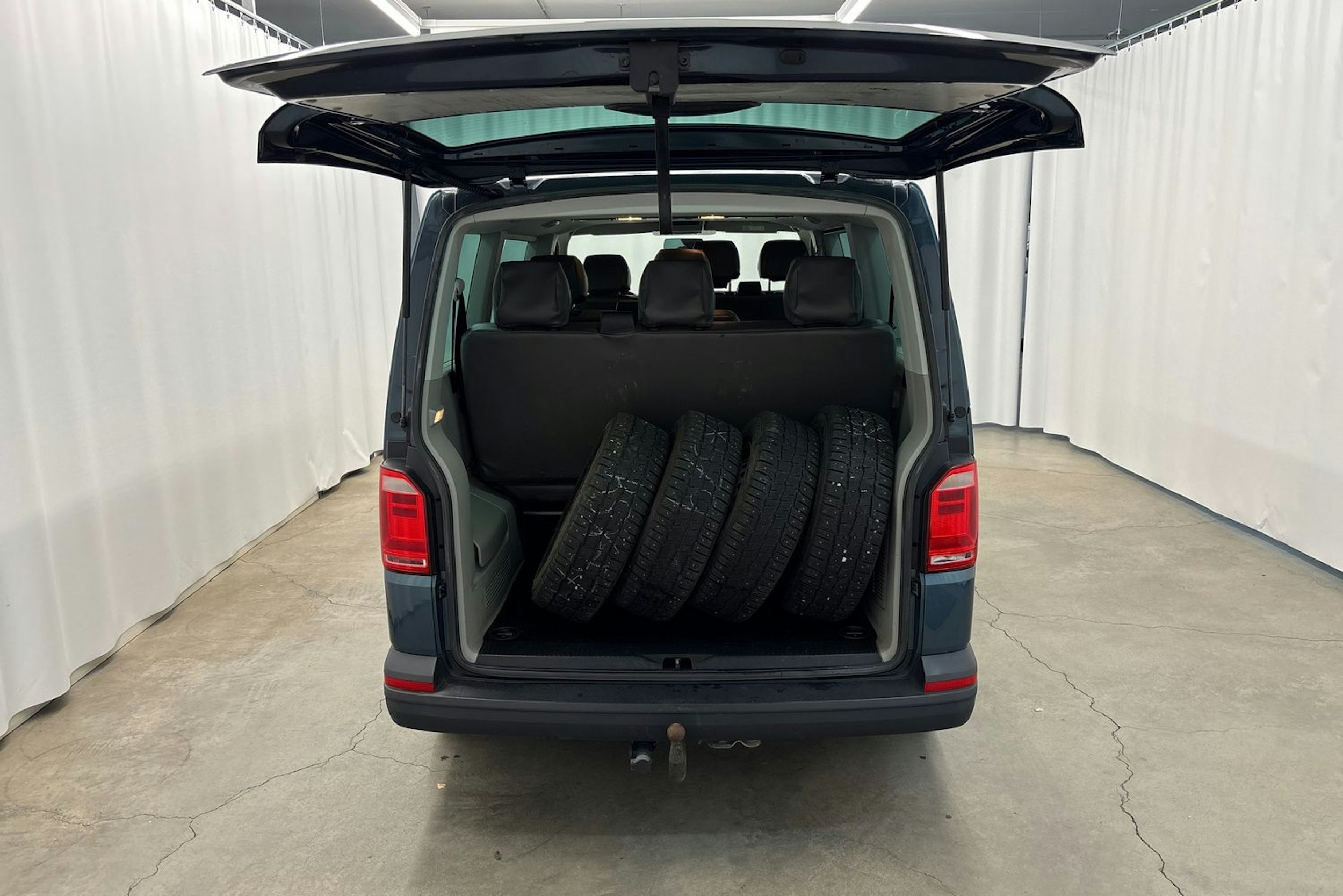 vihreä Volkswagen Caravelle 2018 kuva 17.