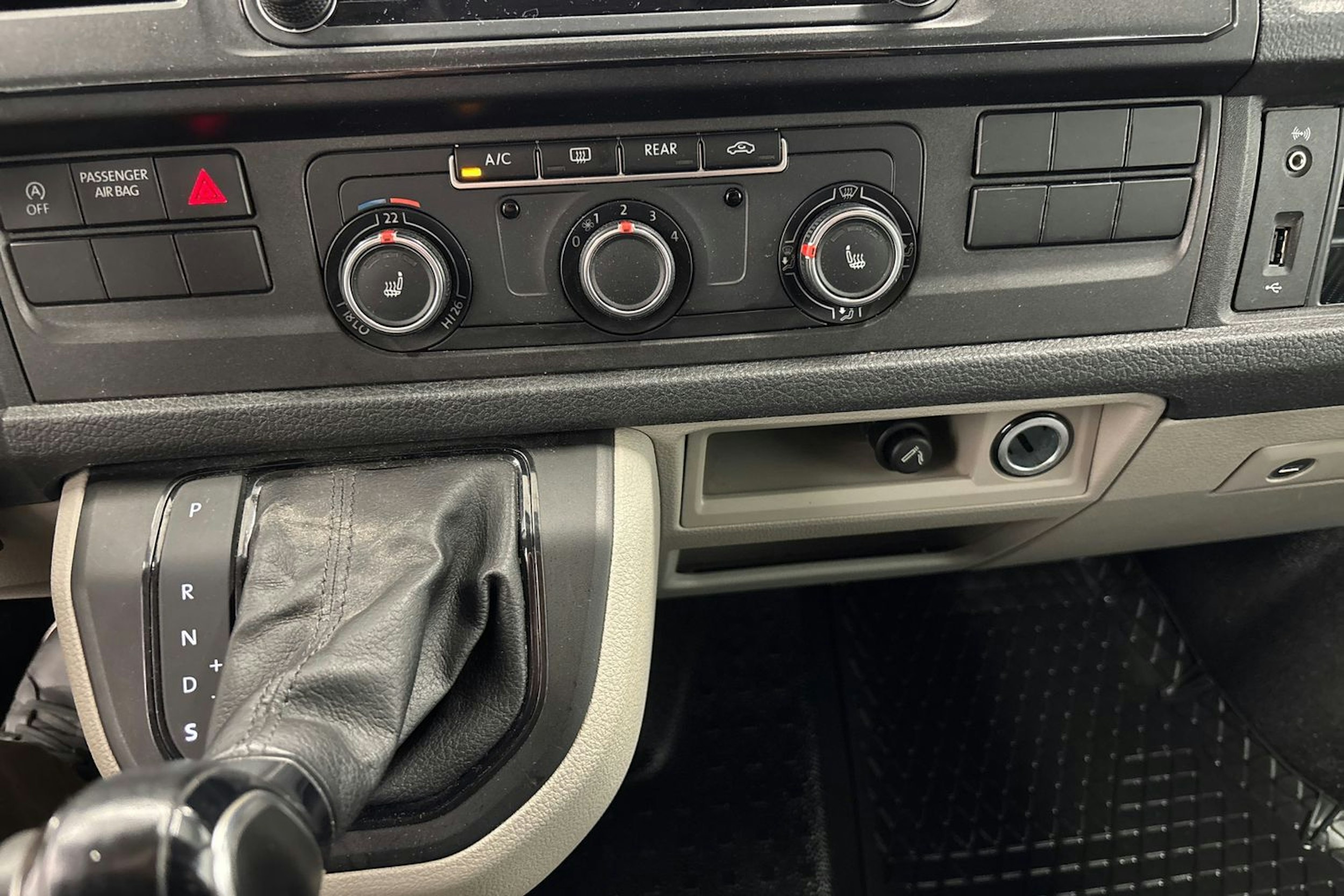 vihreä Volkswagen Caravelle 2018 kuva 21.