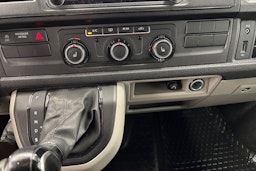vihreä Volkswagen Caravelle 2018 kuva 21.