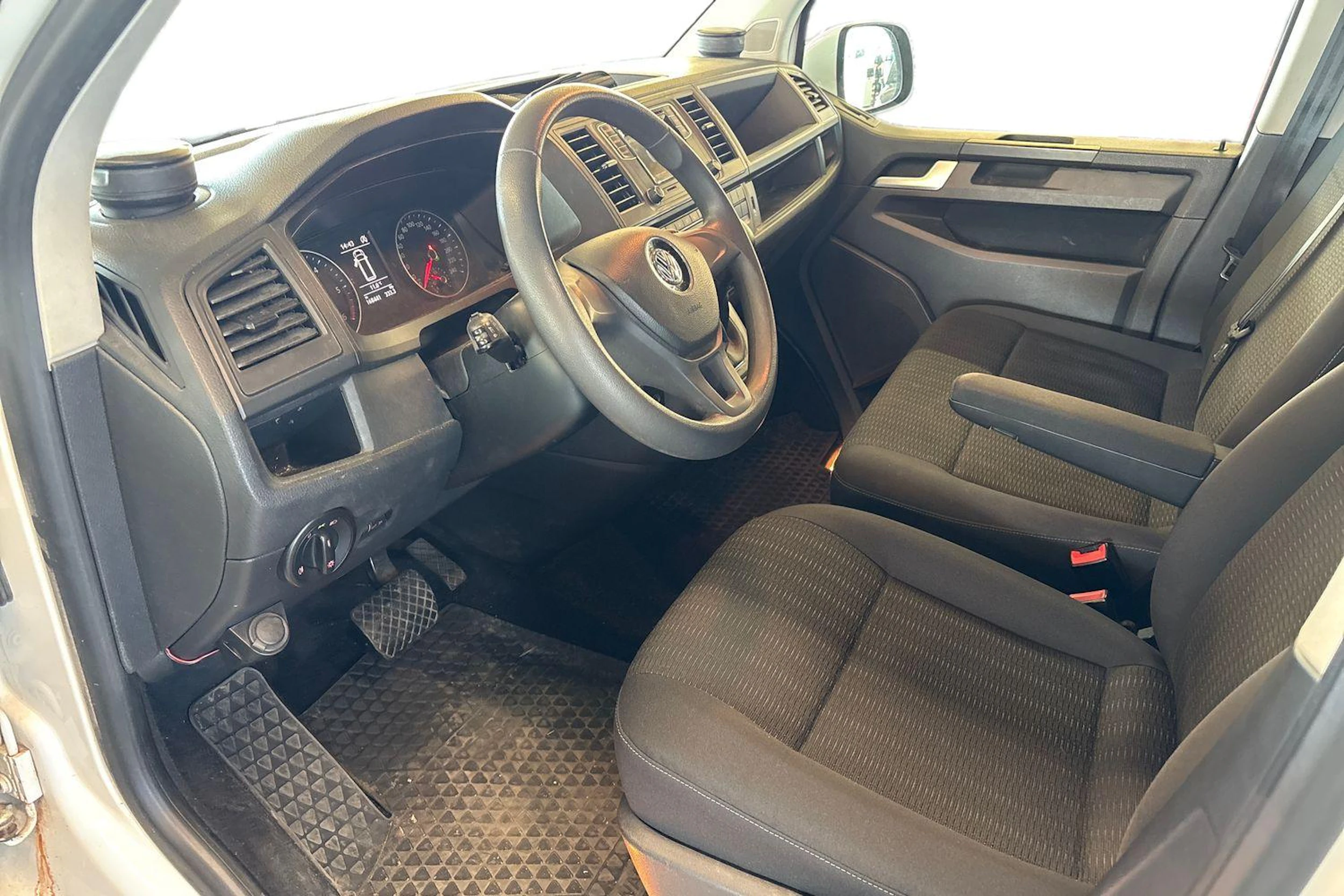 valkoinen Volkswagen Caravelle 2018 kuva 3.