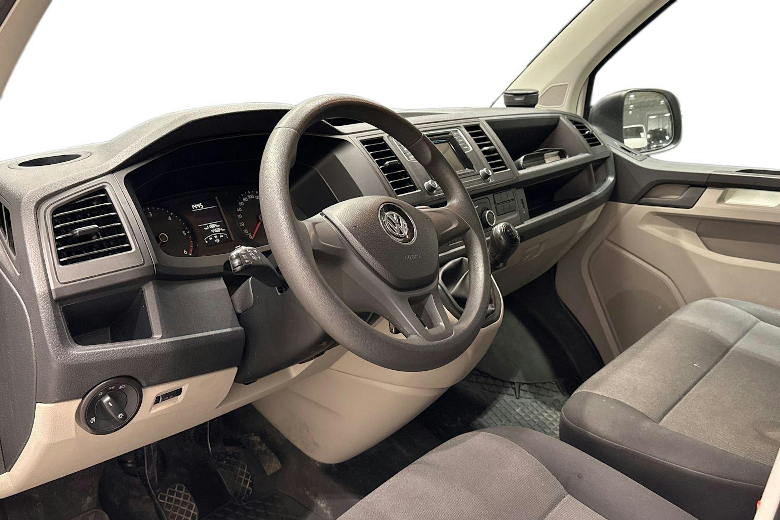 Valkoinen Volkswagen Transporter 2018 kuva 7.