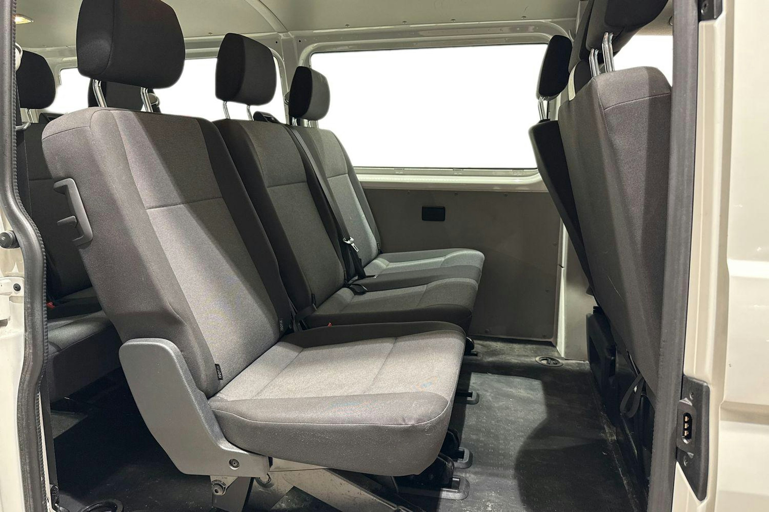 Valkoinen Volkswagen Transporter 2018 kuva 10.