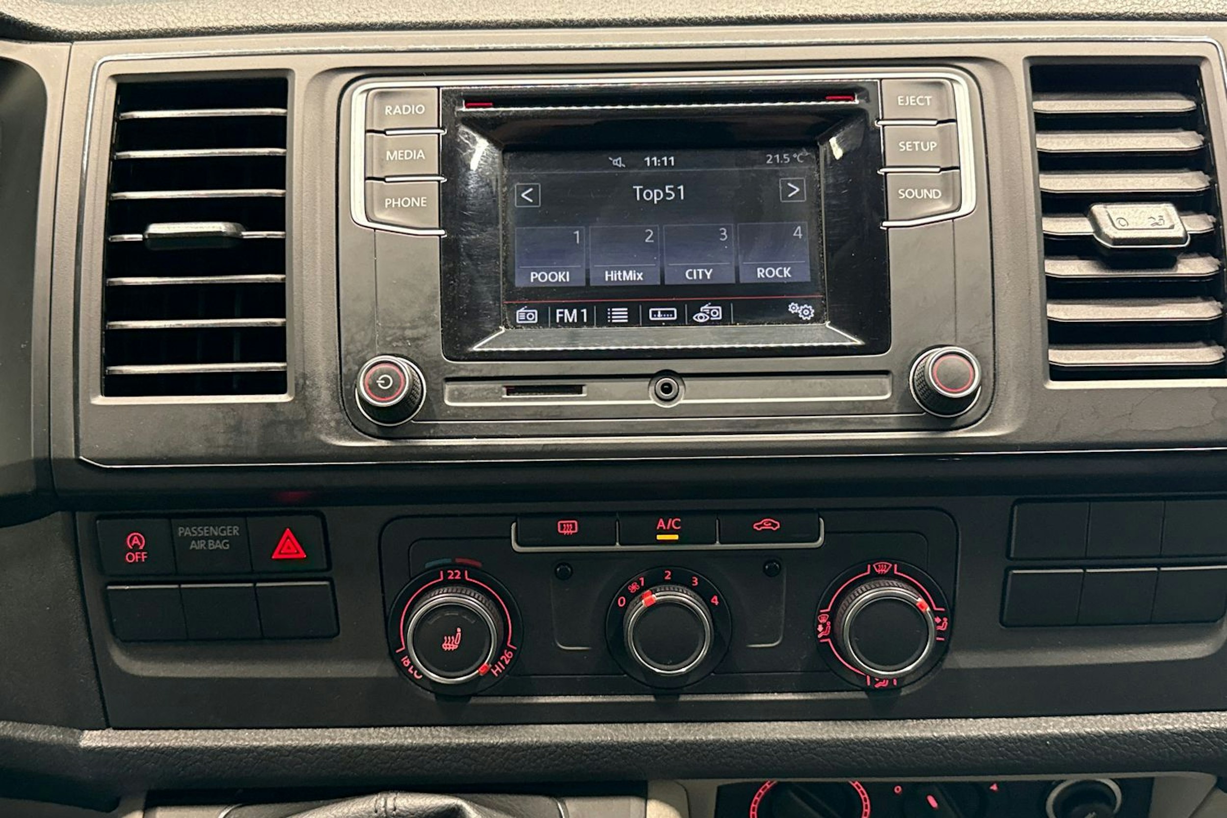 Valkoinen Volkswagen Transporter 2018 kuva 14.