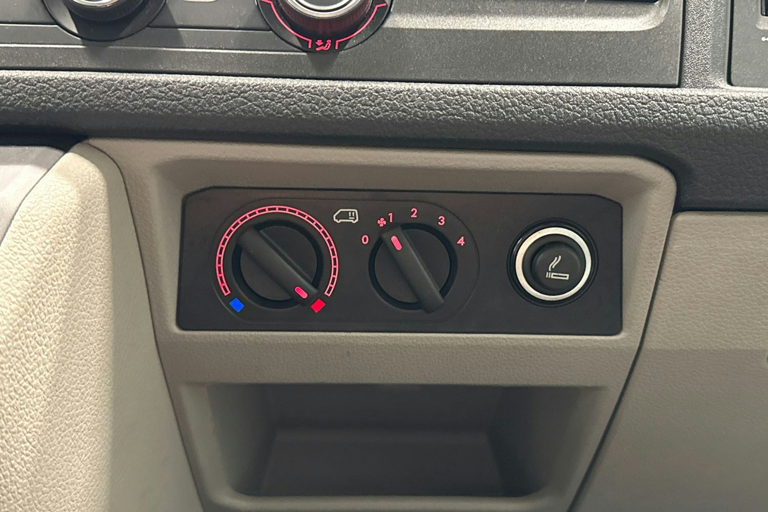 Valkoinen Volkswagen Transporter 2018 kuva 15.