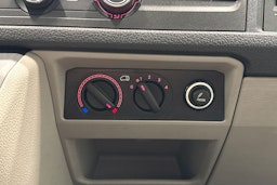 Valkoinen Volkswagen Transporter 2018 kuva 15.