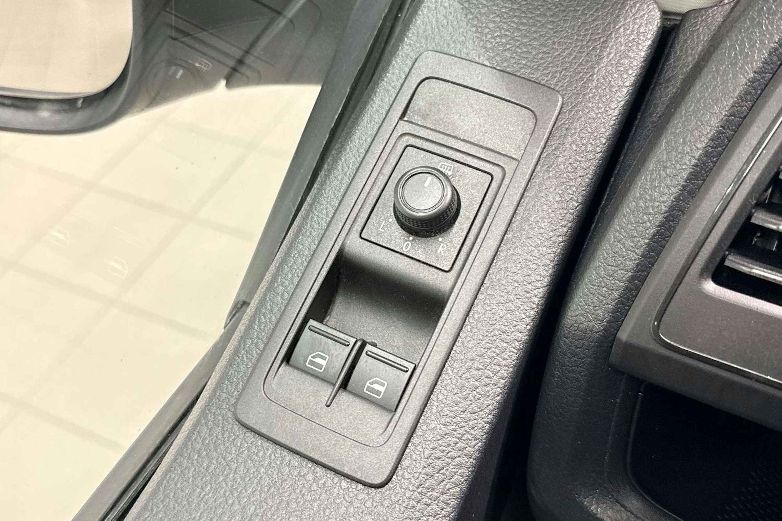Valkoinen Volkswagen Transporter 2018 kuva 17.