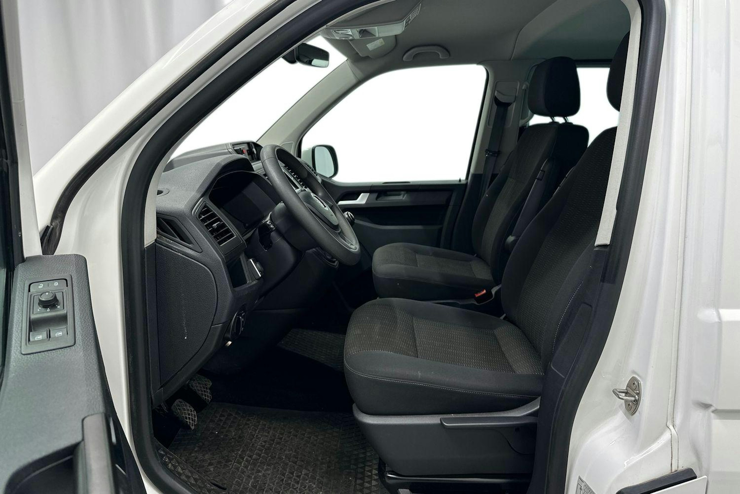 valkoinen Volkswagen Caravelle 2019 kuva 6.