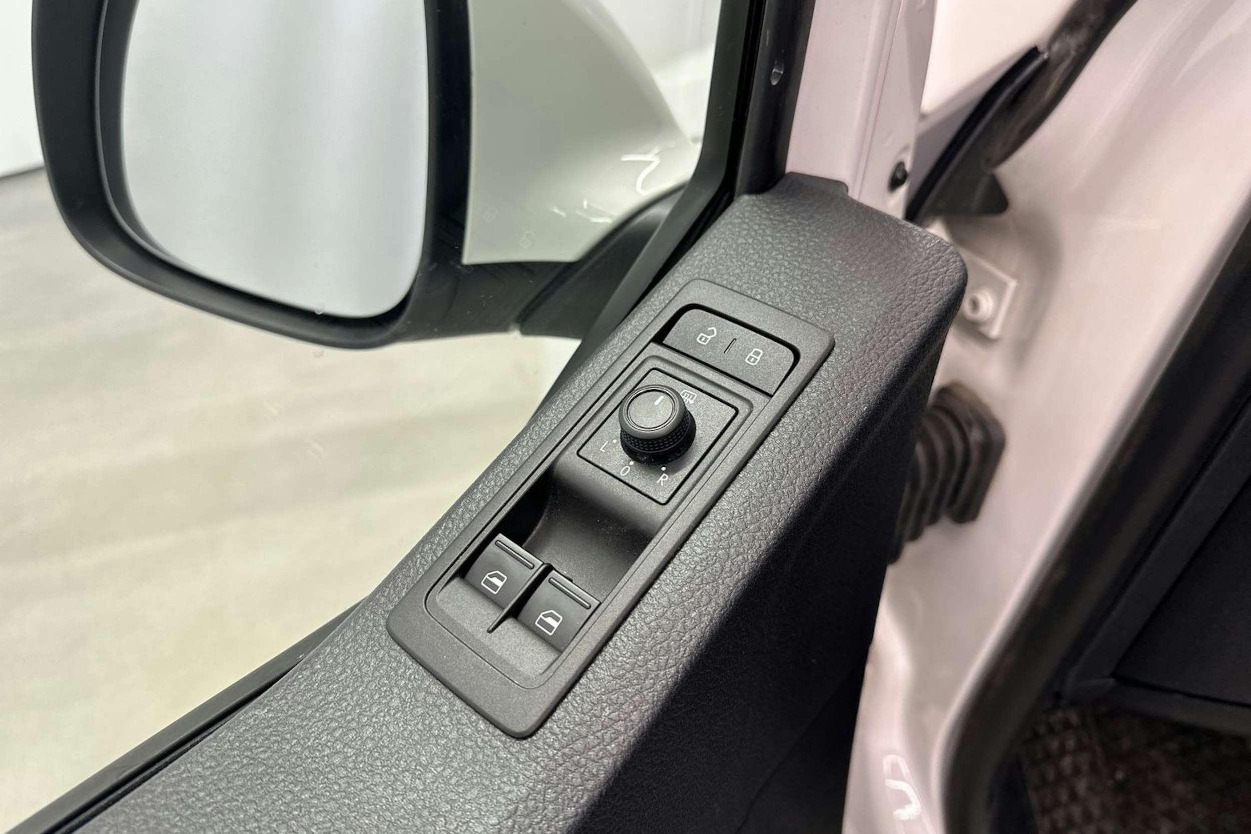 valkoinen Volkswagen Caravelle 2019 kuva 10.