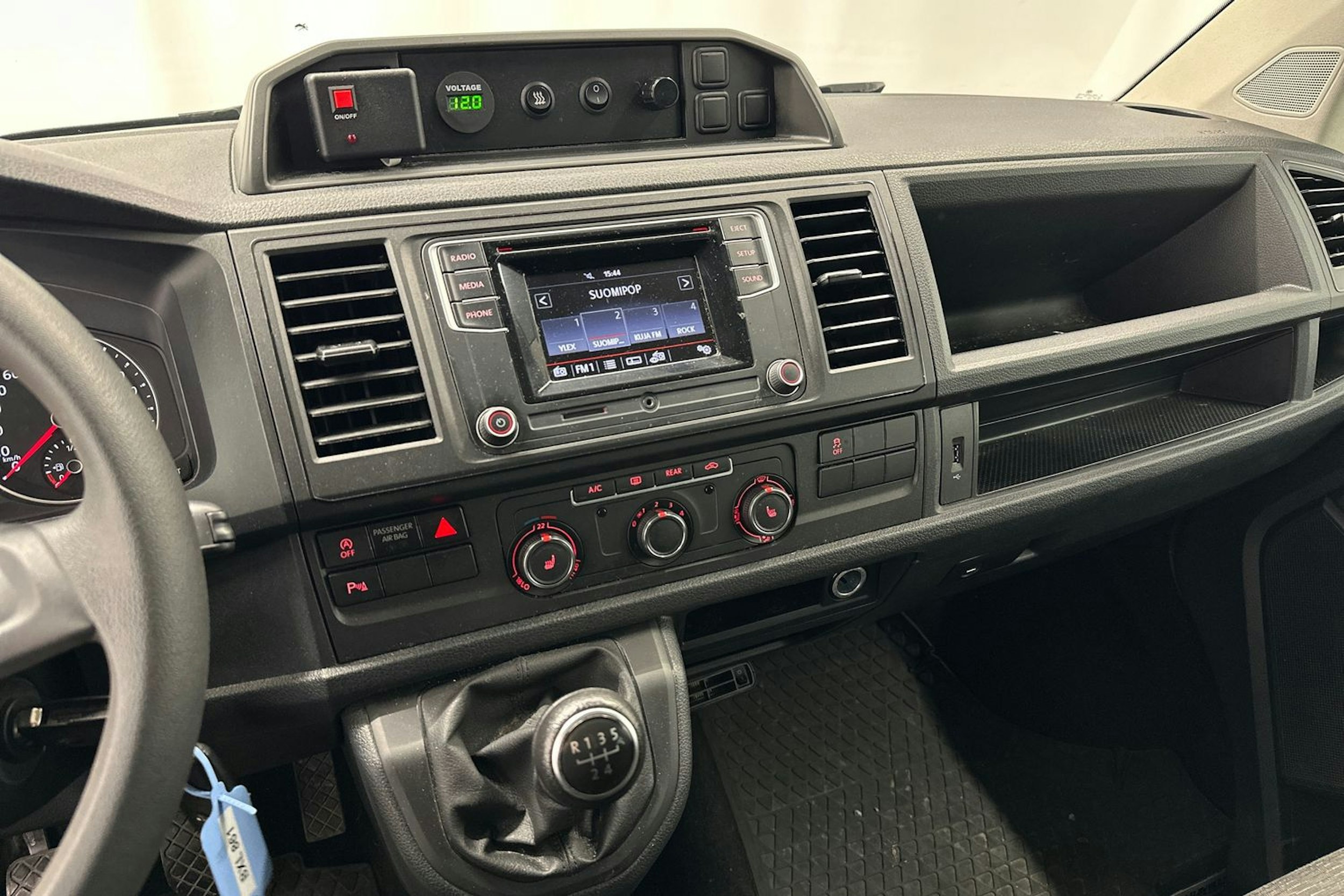 valkoinen Volkswagen Caravelle 2019 kuva 12.