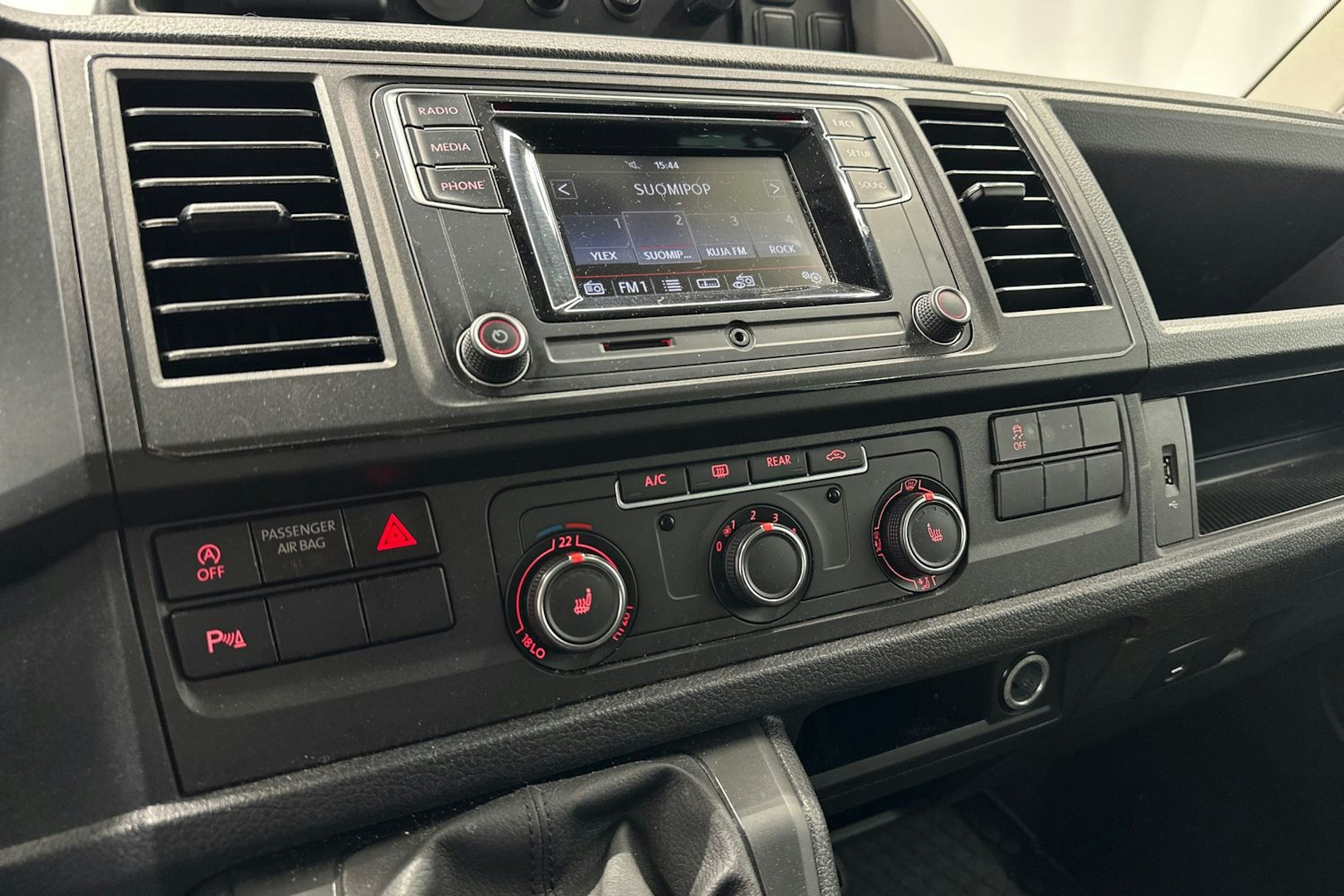 valkoinen Volkswagen Caravelle 2019 kuva 14.